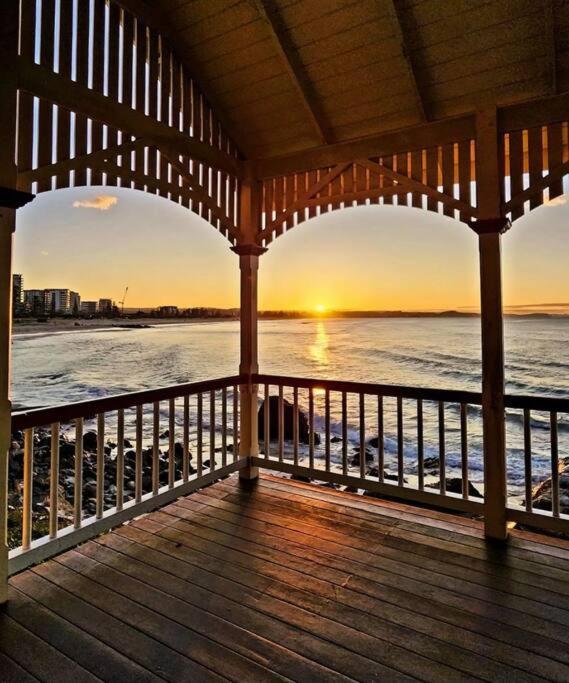 Beachfront Bliss, 3BR Kirra Oasis- Pool and Sauna