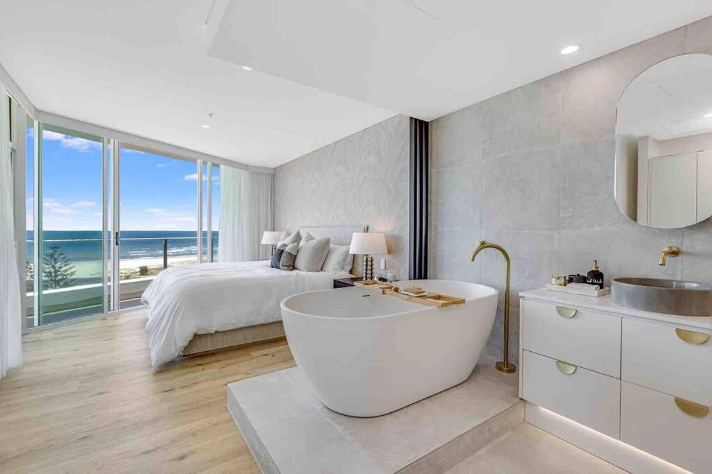 Beachfront Bliss, 3BR Kirra Oasis- Pool and Sauna