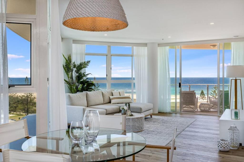 Beachfront Bliss, 3BR Kirra Oasis- Pool and Sauna