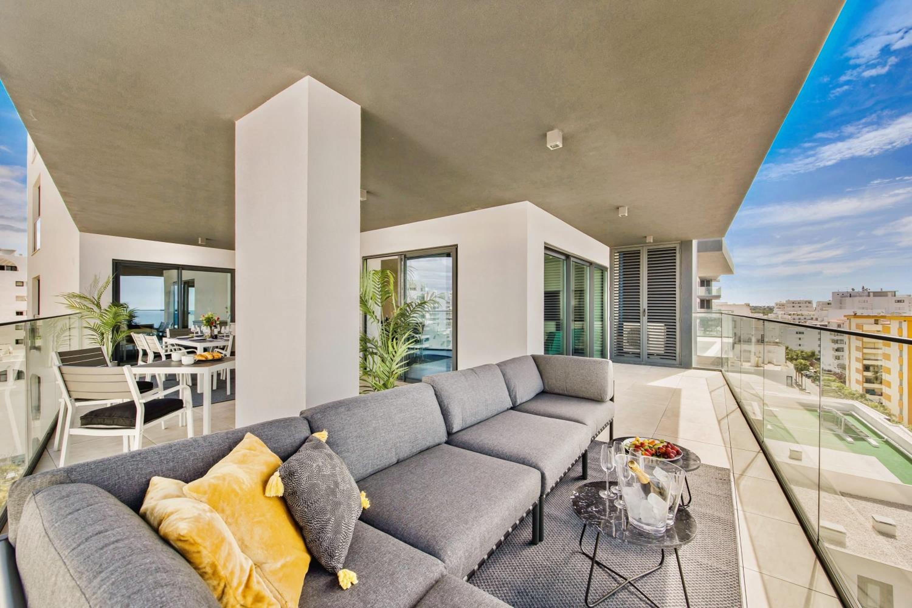 Luxurious Beachside Apartment with Pool & Seaview view 2