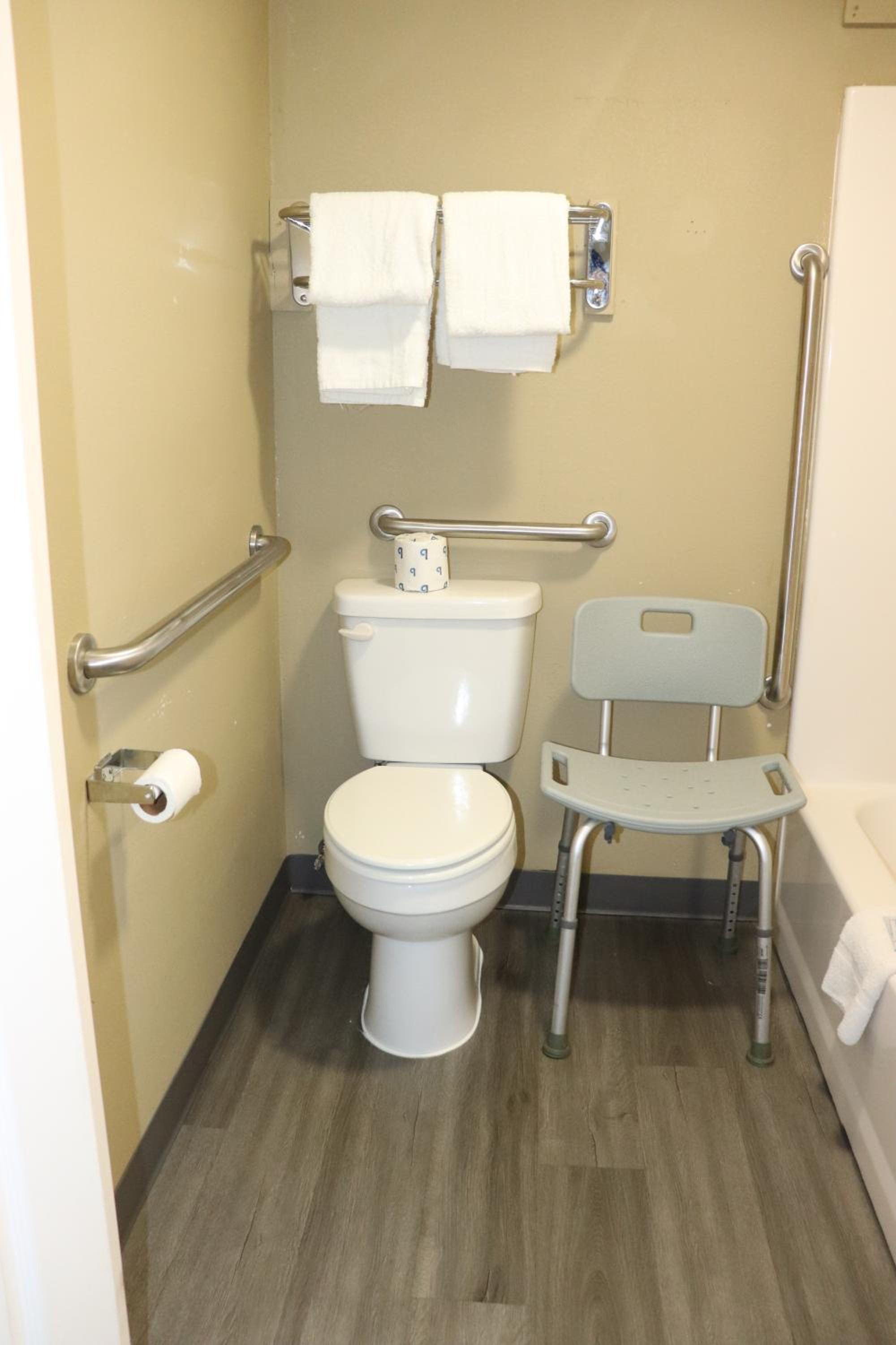 Deluxe Inn & Suites By OYO Miami OK, photo 2