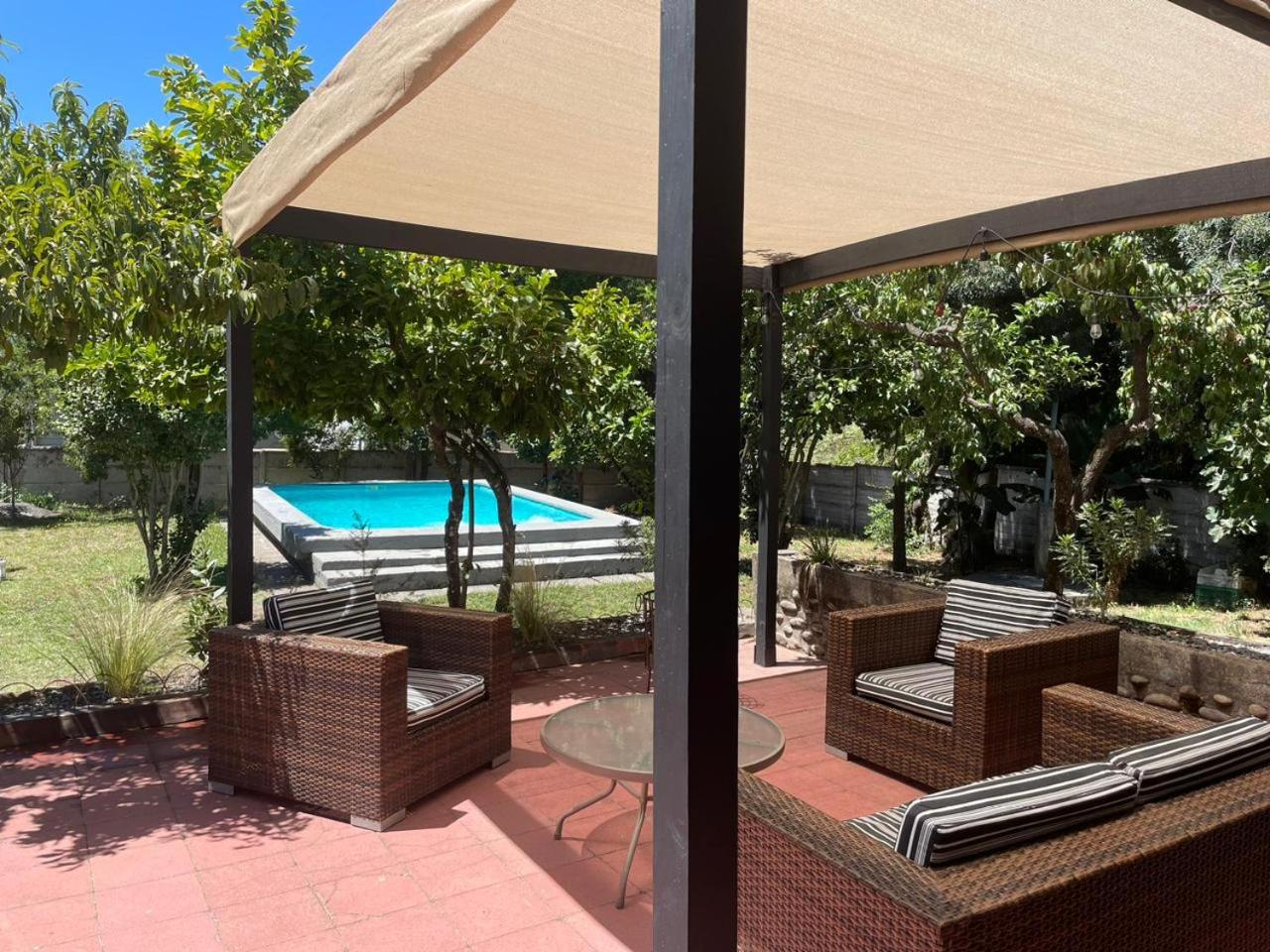 Agradable casa con Tina de agua Caliente y Piscina