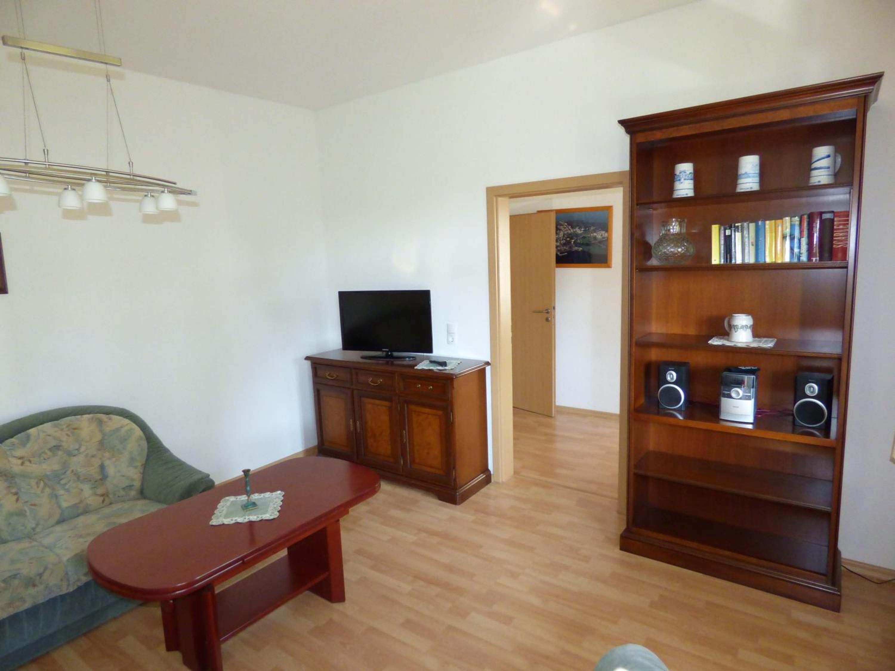 Sonnige-Ferienwohnung-100qm-im-1-Obergeschoss-der-Villa-Walhall-in-einem-parkaehnlichen-Garten