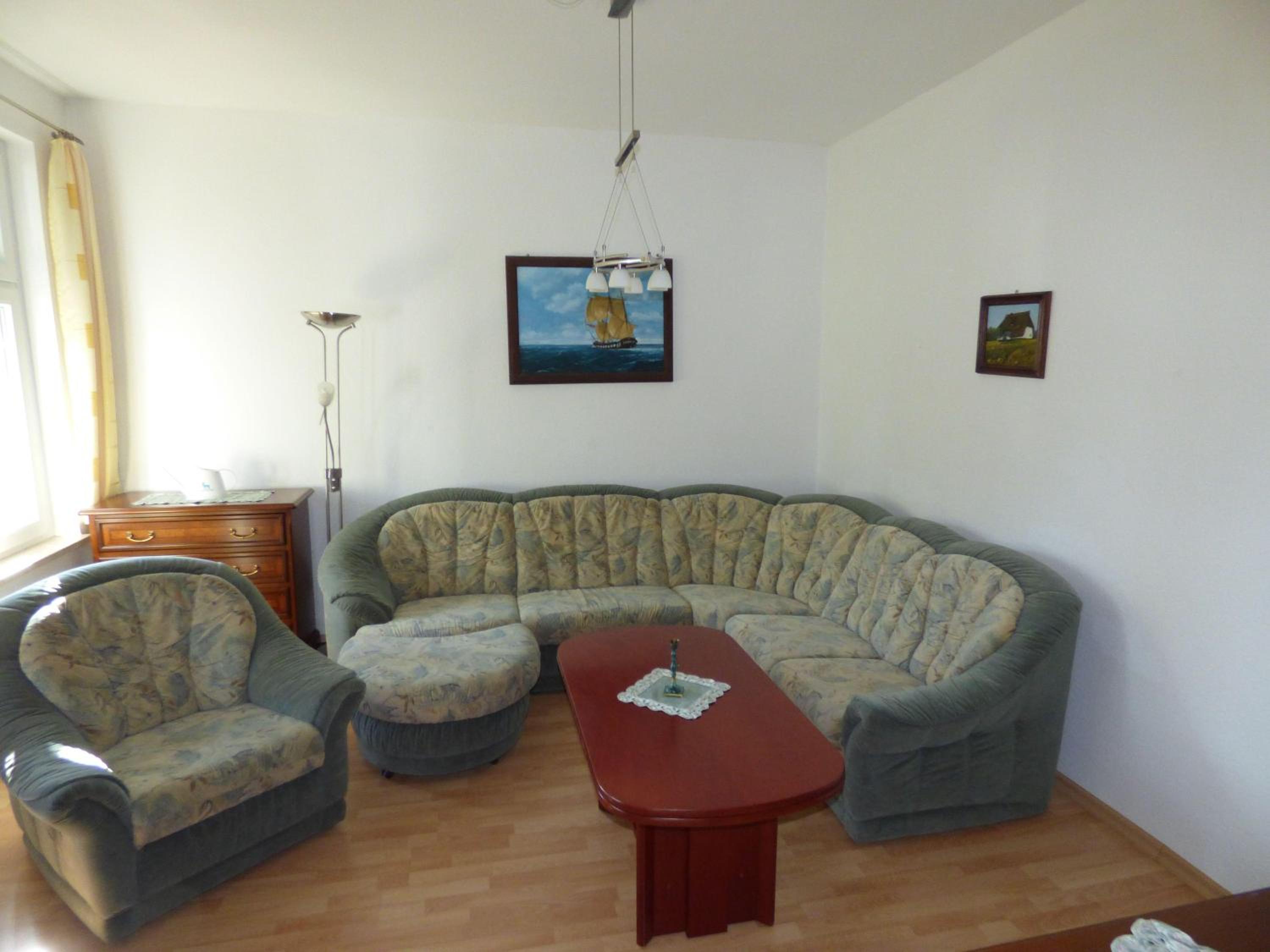 Sonnige-Ferienwohnung-100qm-im-1-Obergeschoss-der-Villa-Walhall-in-einem-parkaehnlichen-Garten
