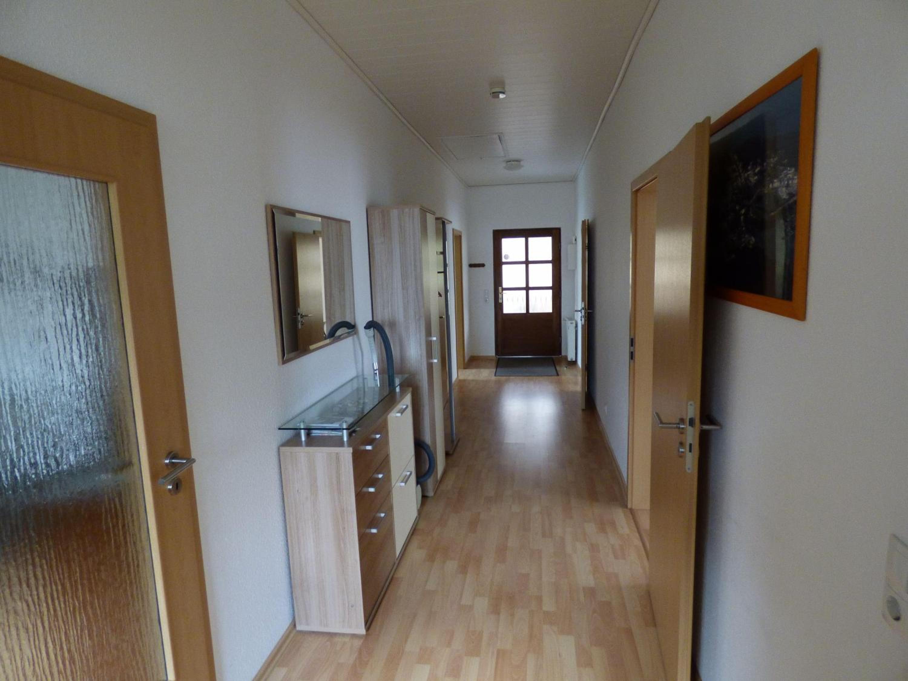 Sonnige-Ferienwohnung-100qm-im-1-Obergeschoss-der-Villa-Walhall-in-einem-parkaehnlichen-Garten
