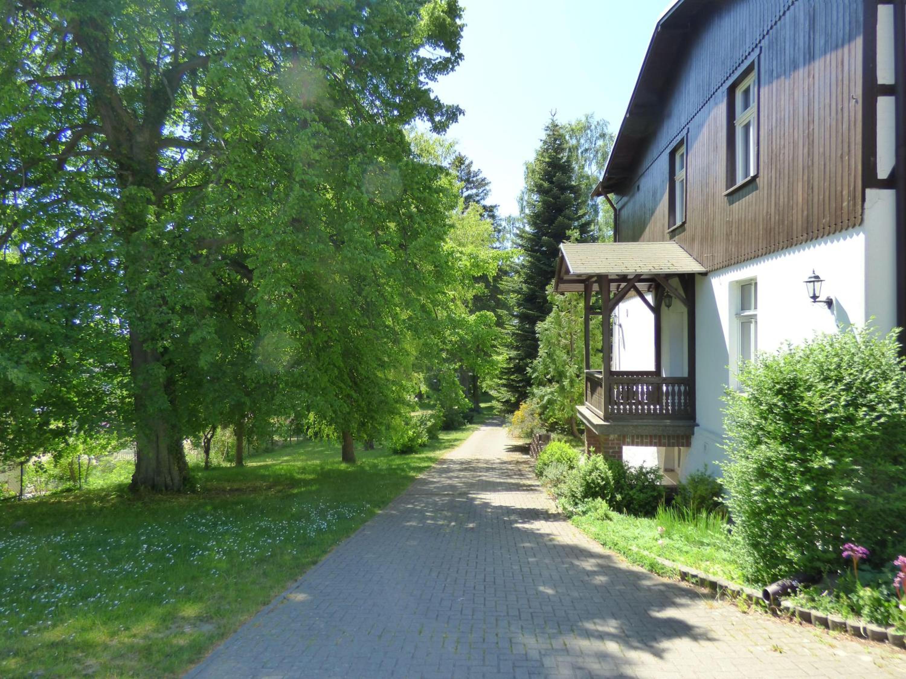 Grosse-Ferienwohnung-Wa2-100qm-im-Erdgeschoss-der-Villa-Walhall-in-einem-parkaehnlichen-Garten