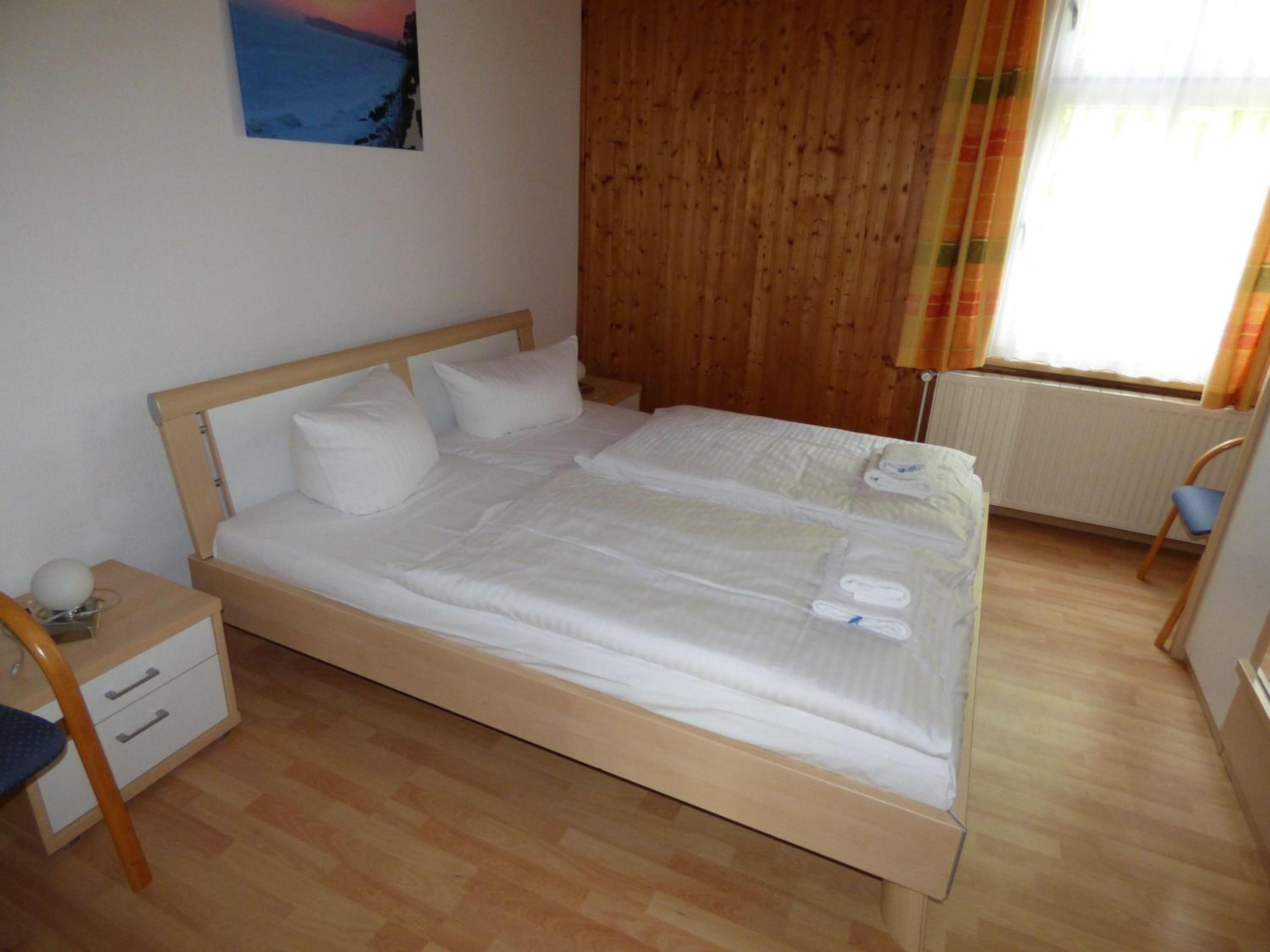 Sonnige-Ferienwohnung-100qm-im-1-Obergeschoss-der-Villa-Walhall-in-einem-parkaehnlichen-Garten