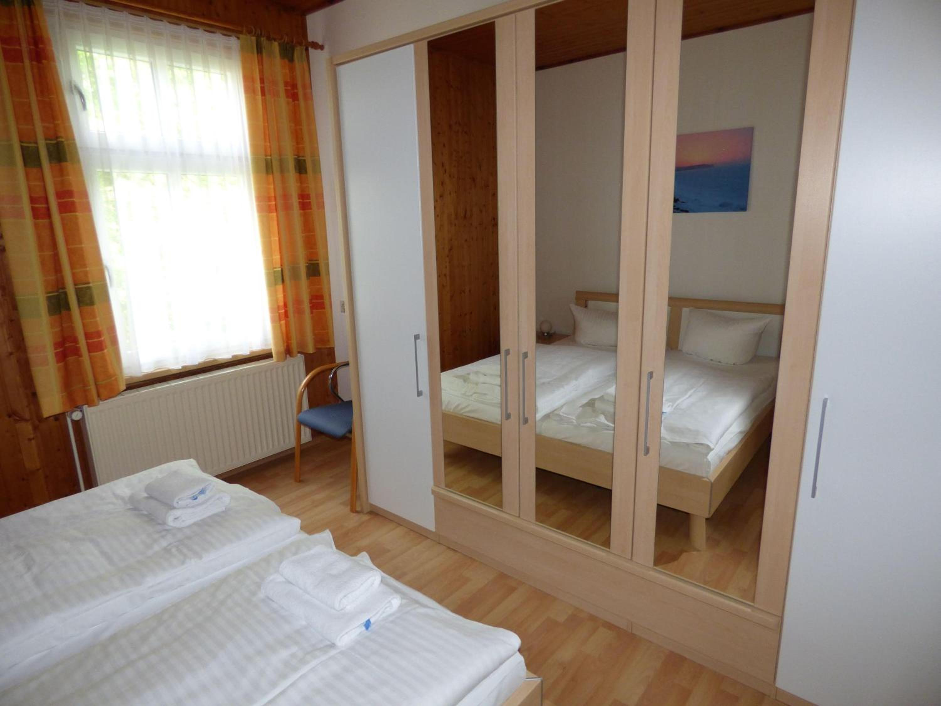 Sonnige-Ferienwohnung-100qm-im-1-Obergeschoss-der-Villa-Walhall-in-einem-parkaehnlichen-Garten