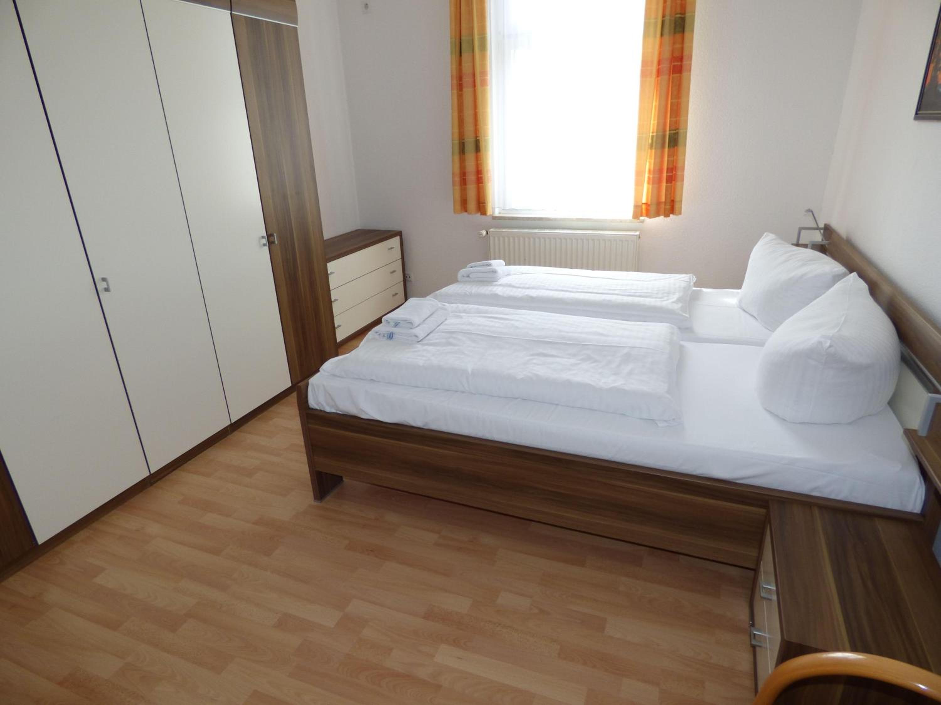 Sonnige-Ferienwohnung-100qm-im-1-Obergeschoss-der-Villa-Walhall-in-einem-parkaehnlichen-Garten