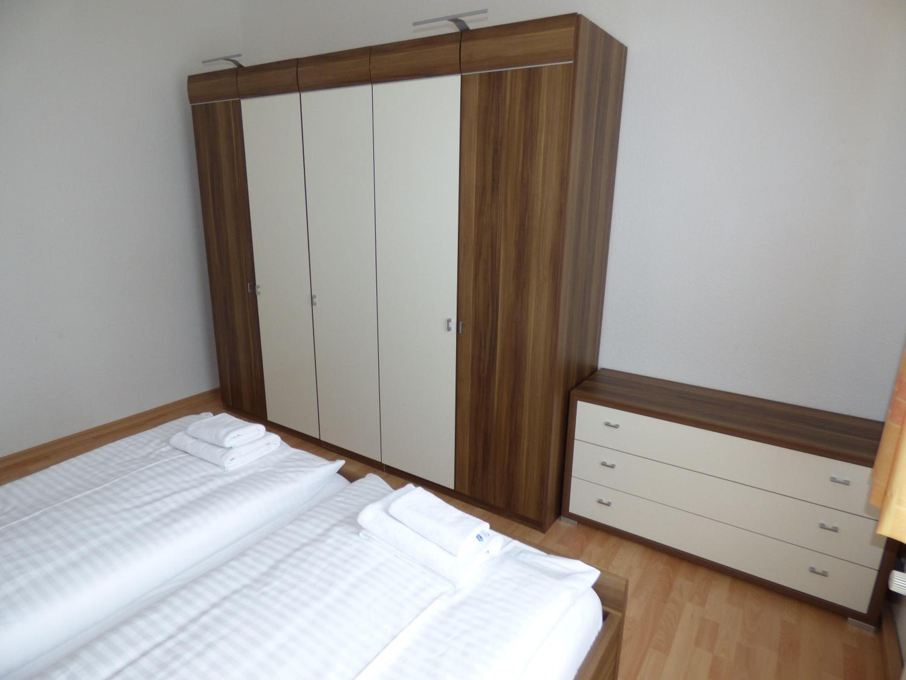 Sonnige-Ferienwohnung-100qm-im-1-Obergeschoss-der-Villa-Walhall-in-einem-parkaehnlichen-Garten