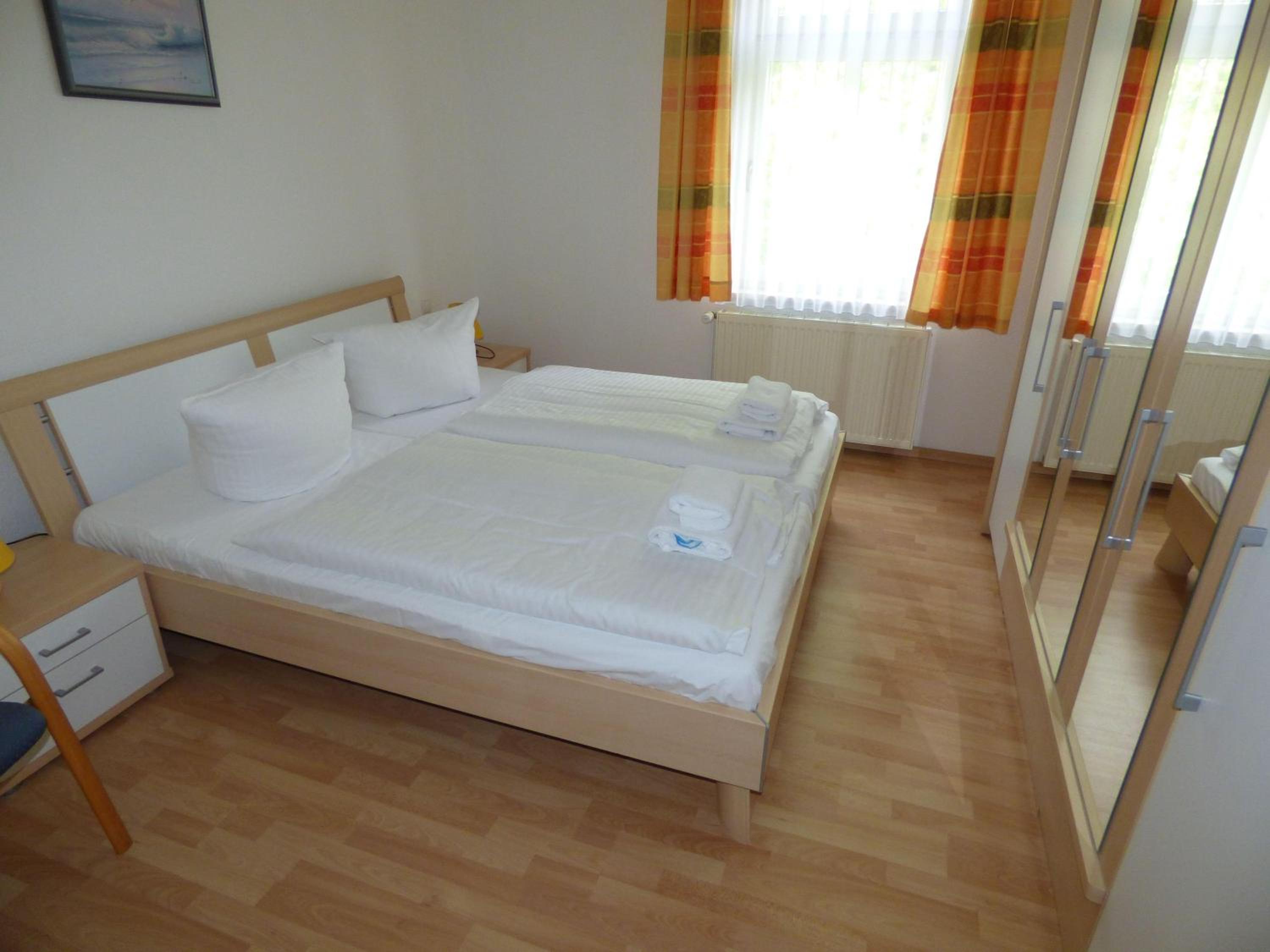 Sonnige-Ferienwohnung-100qm-im-1-Obergeschoss-der-Villa-Walhall-in-einem-parkaehnlichen-Garten