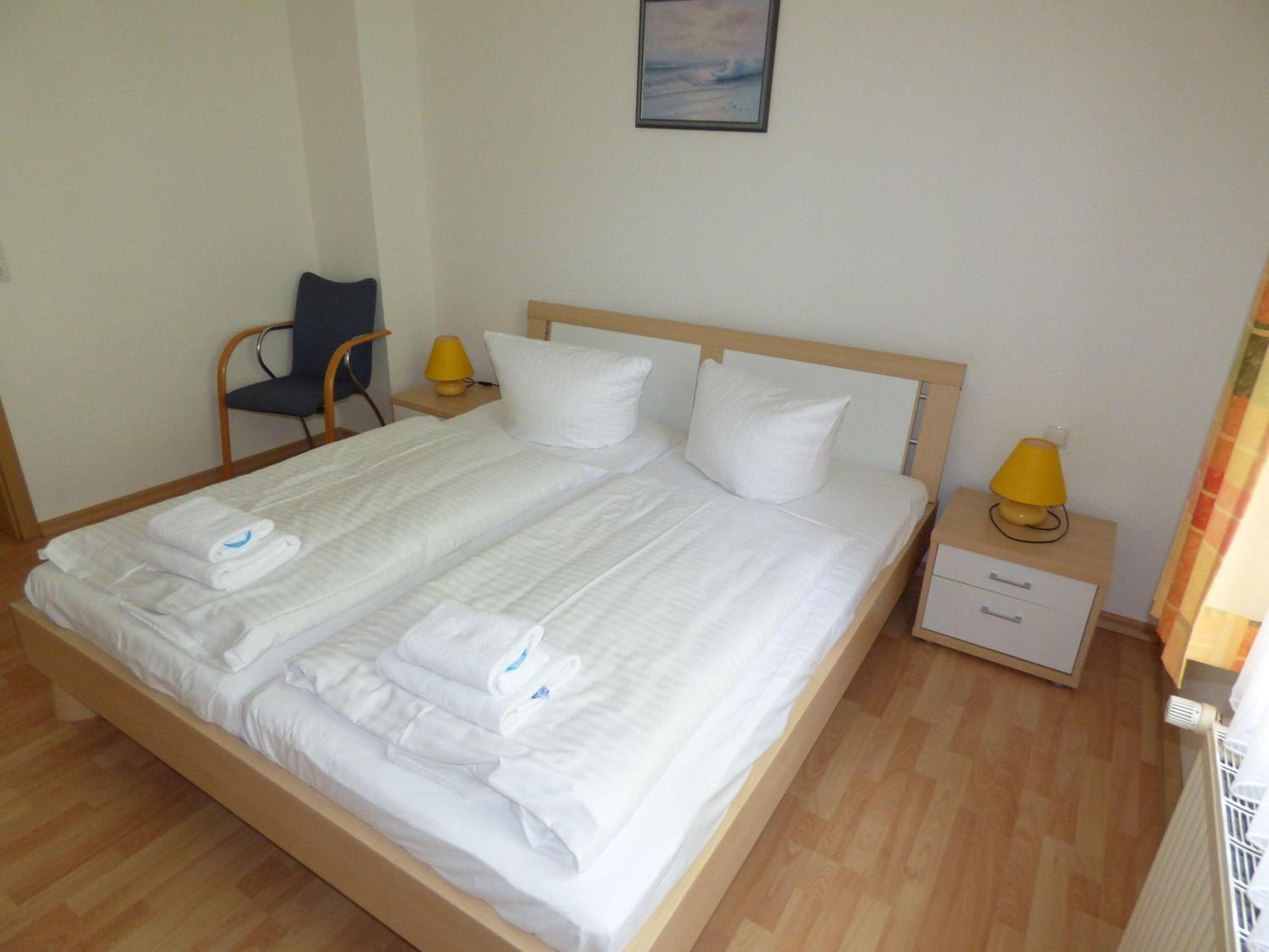 Sonnige-Ferienwohnung-100qm-im-1-Obergeschoss-der-Villa-Walhall-in-einem-parkaehnlichen-Garten