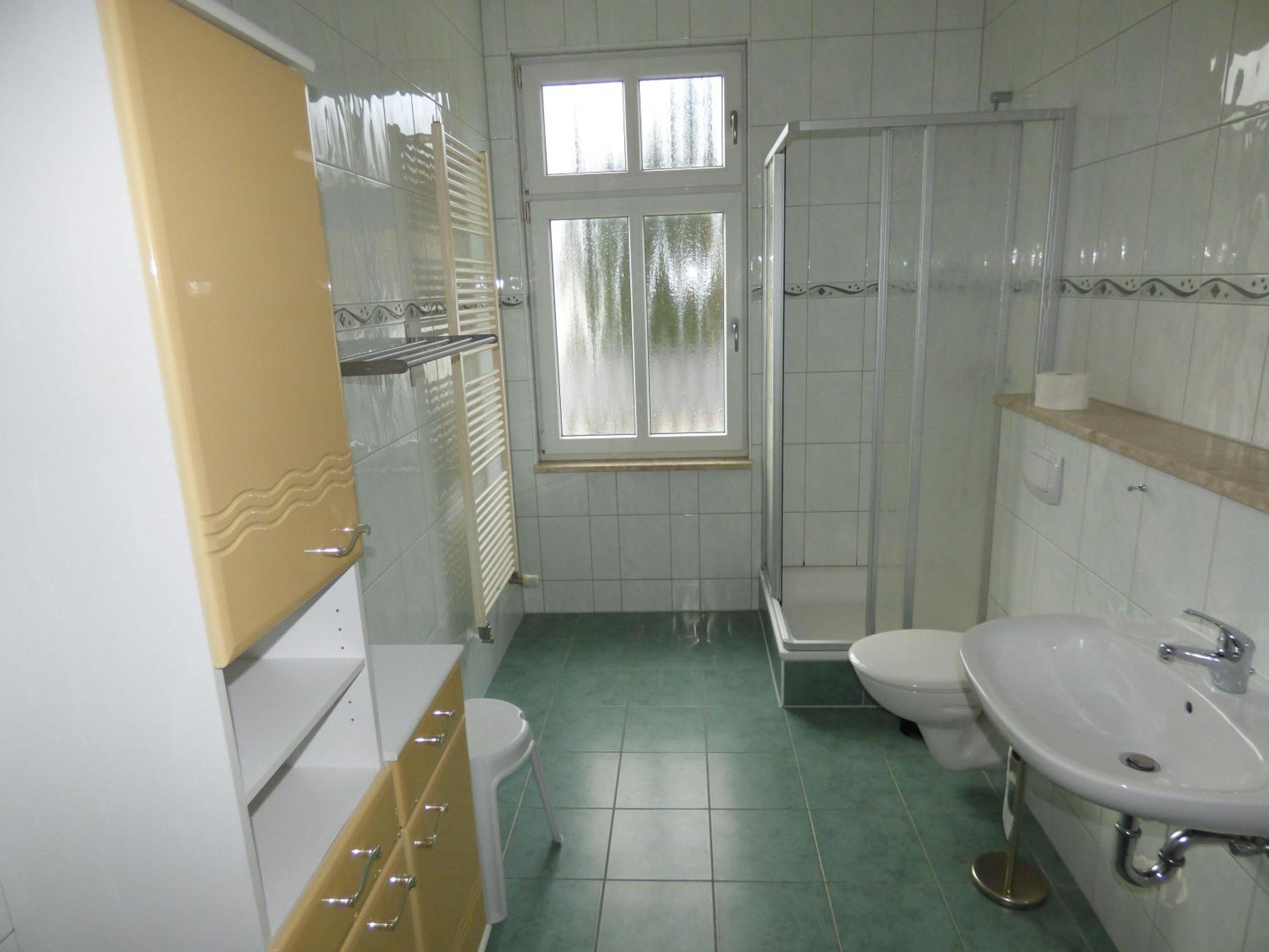 Sonnige-Ferienwohnung-100qm-im-1-Obergeschoss-der-Villa-Walhall-in-einem-parkaehnlichen-Garten