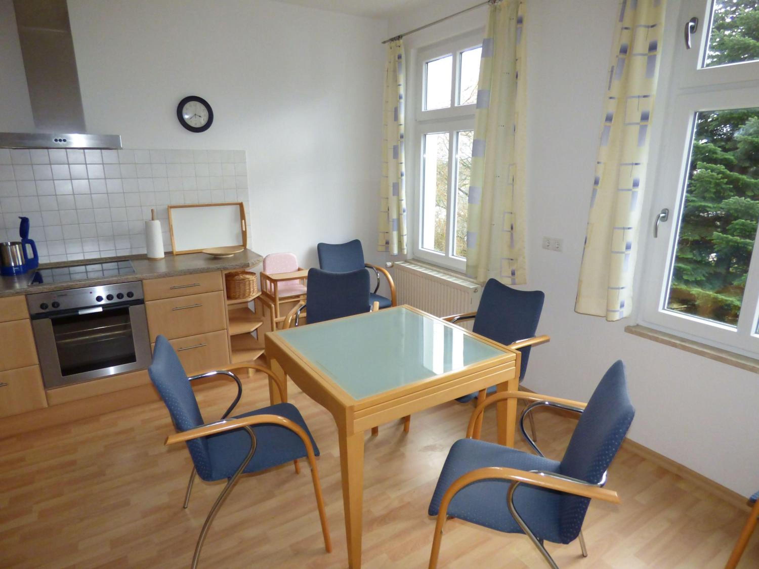 Sonnige-Ferienwohnung-100qm-im-1-Obergeschoss-der-Villa-Walhall-in-einem-parkaehnlichen-Garten