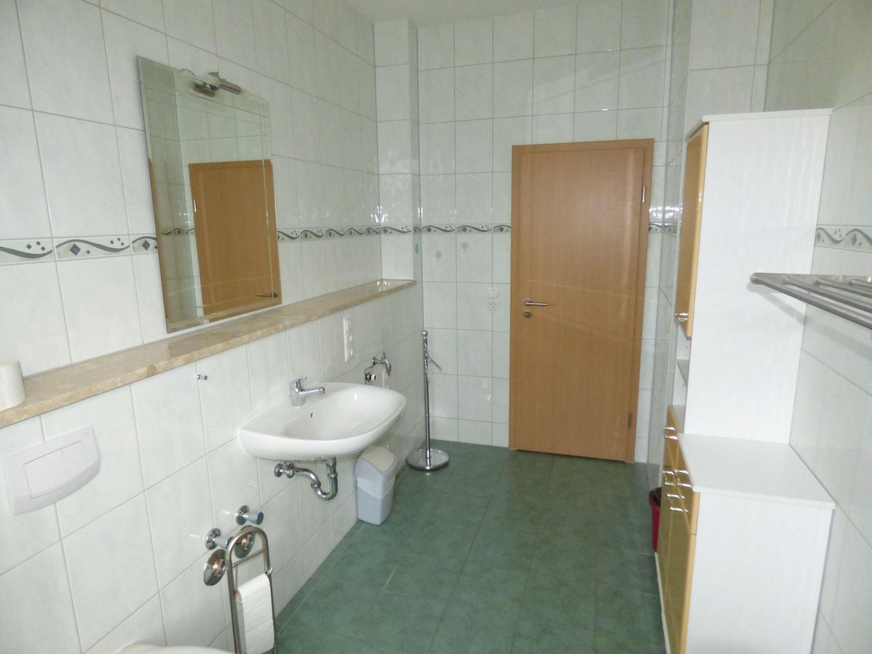 Sonnige-Ferienwohnung-100qm-im-1-Obergeschoss-der-Villa-Walhall-in-einem-parkaehnlichen-Garten