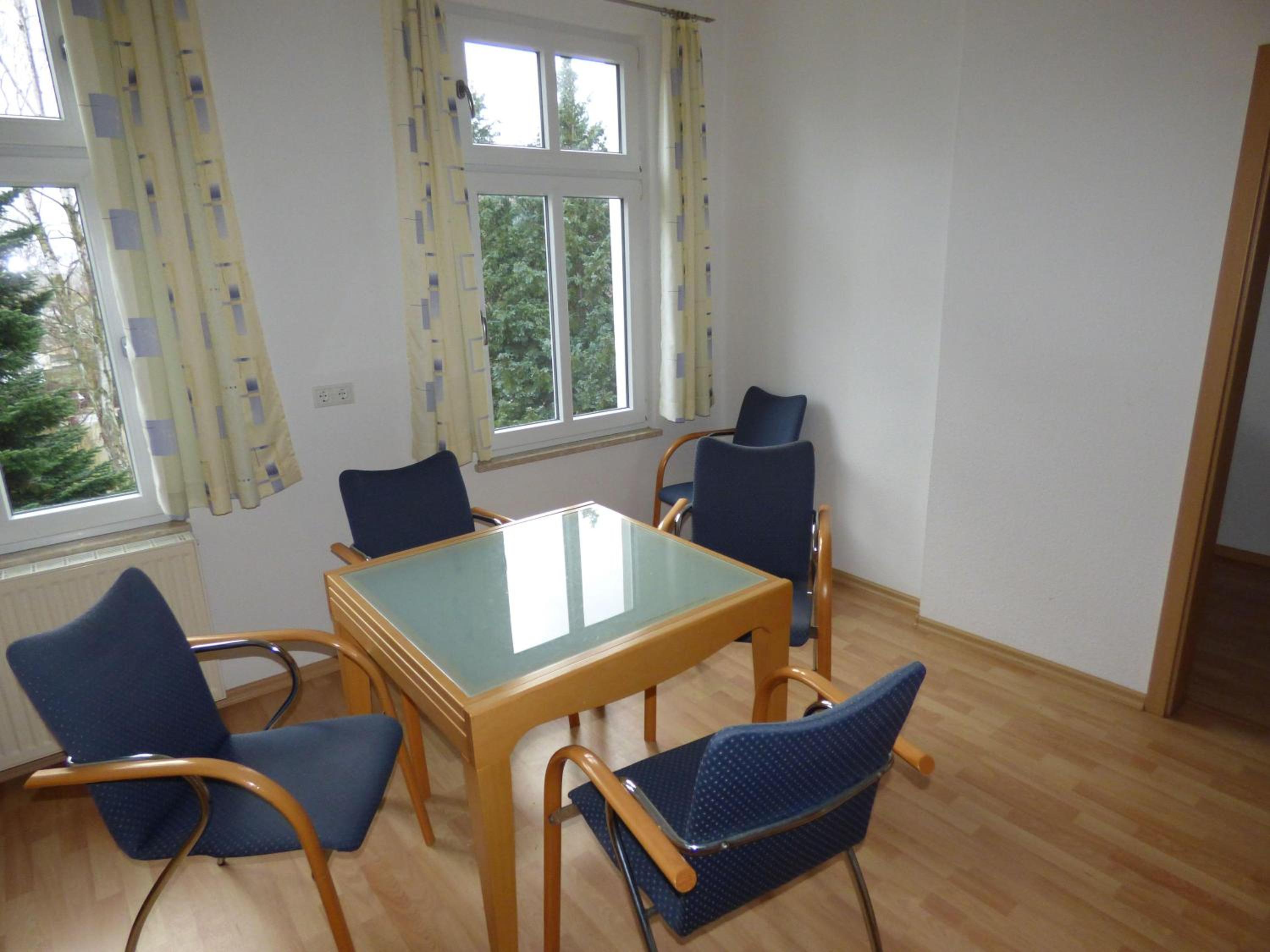 Sonnige-Ferienwohnung-100qm-im-1-Obergeschoss-der-Villa-Walhall-in-einem-parkaehnlichen-Garten