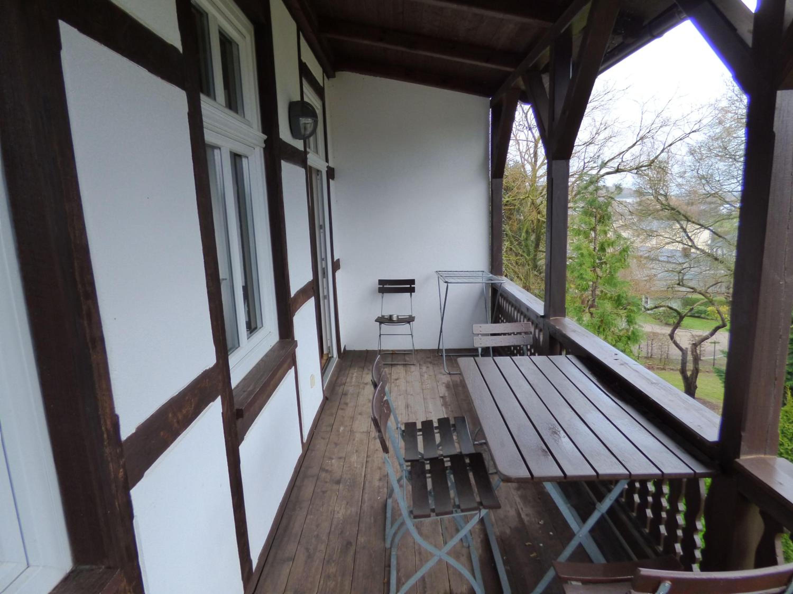 Sonnige-Ferienwohnung-100qm-im-1-Obergeschoss-der-Villa-Walhall-in-einem-parkaehnlichen-Garten