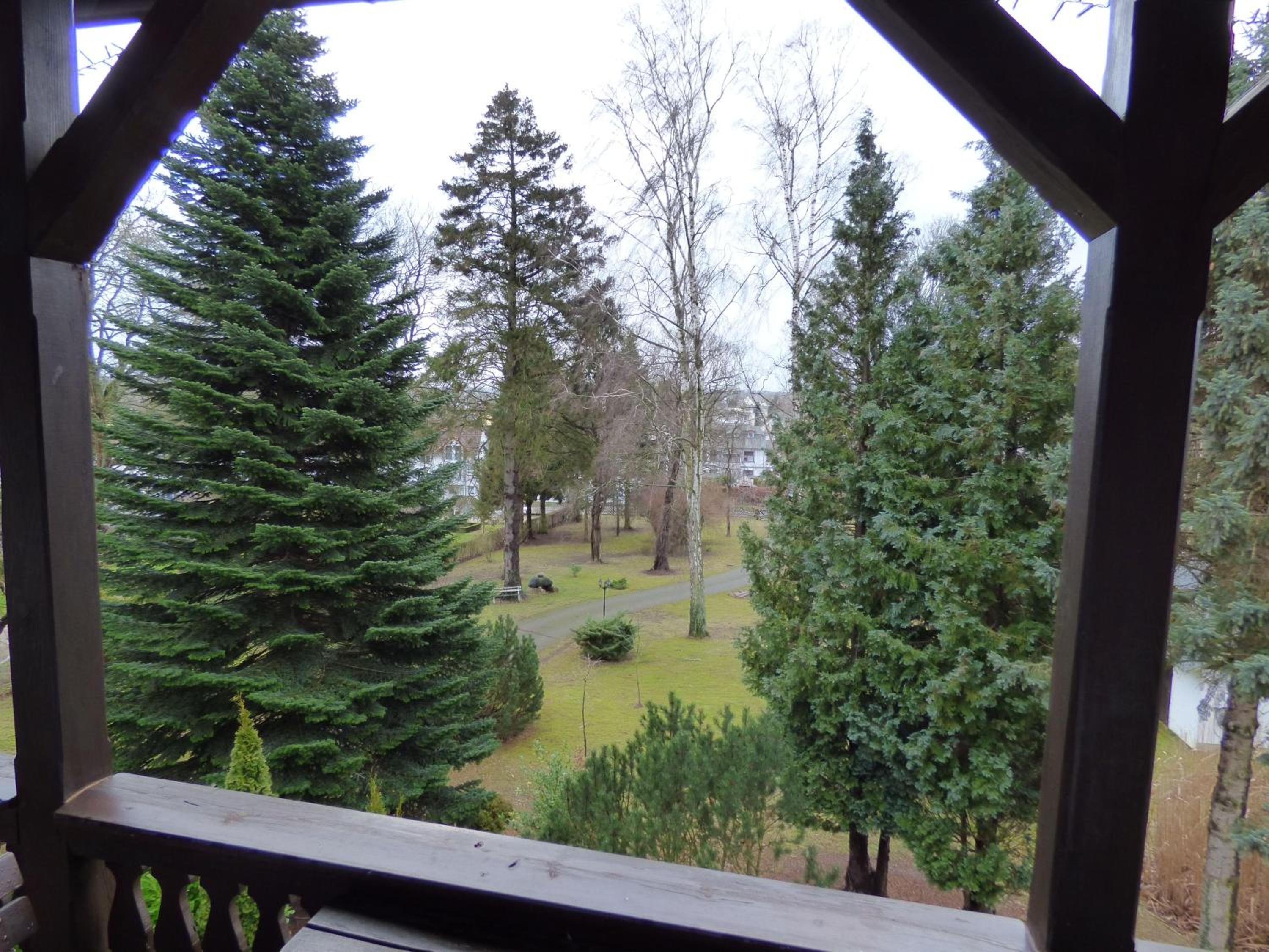 Sonnige-Ferienwohnung-100qm-im-1-Obergeschoss-der-Villa-Walhall-in-einem-parkaehnlichen-Garten