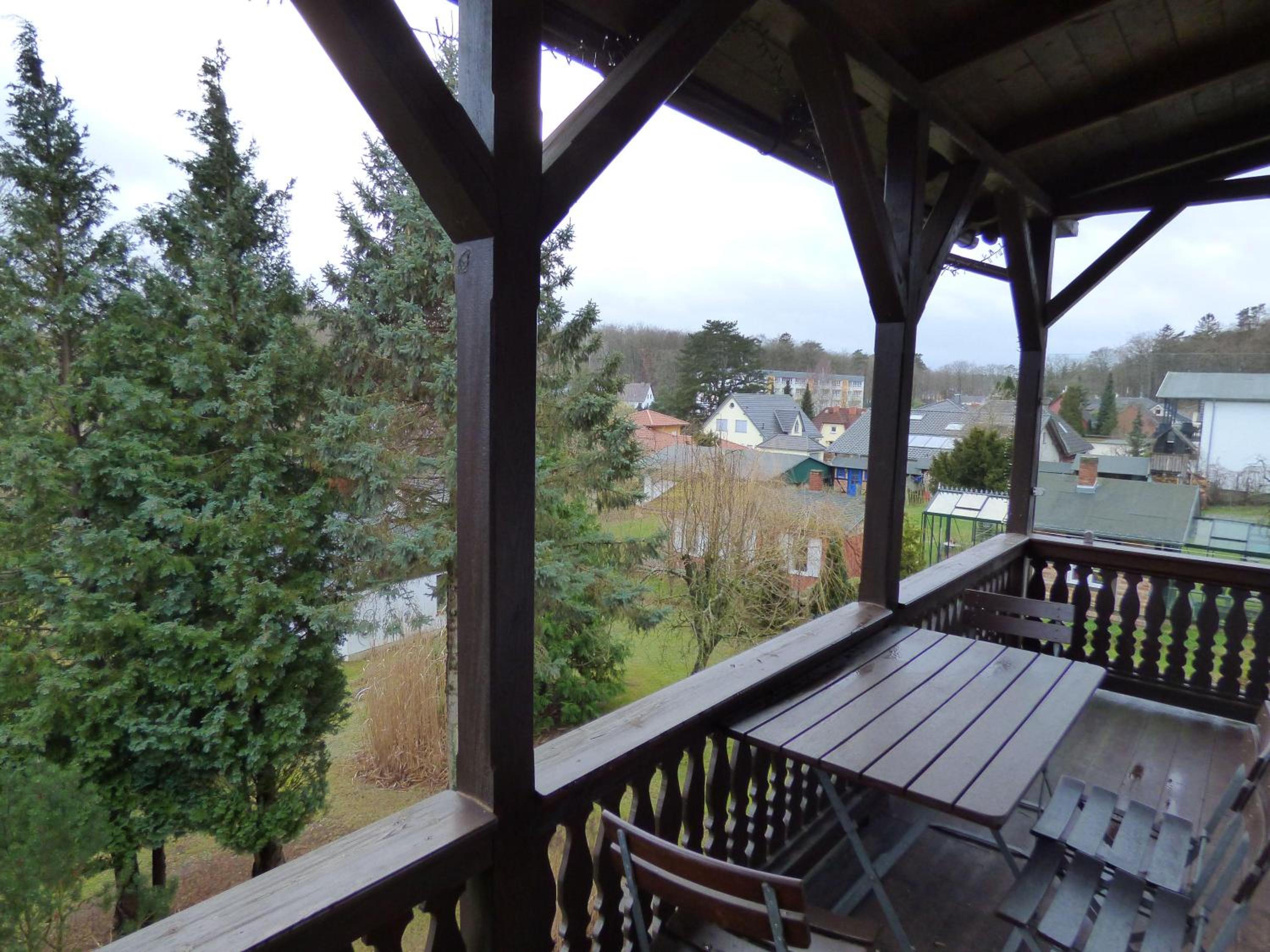 Sonnige-Ferienwohnung-100qm-im-1-Obergeschoss-der-Villa-Walhall-in-einem-parkaehnlichen-Garten