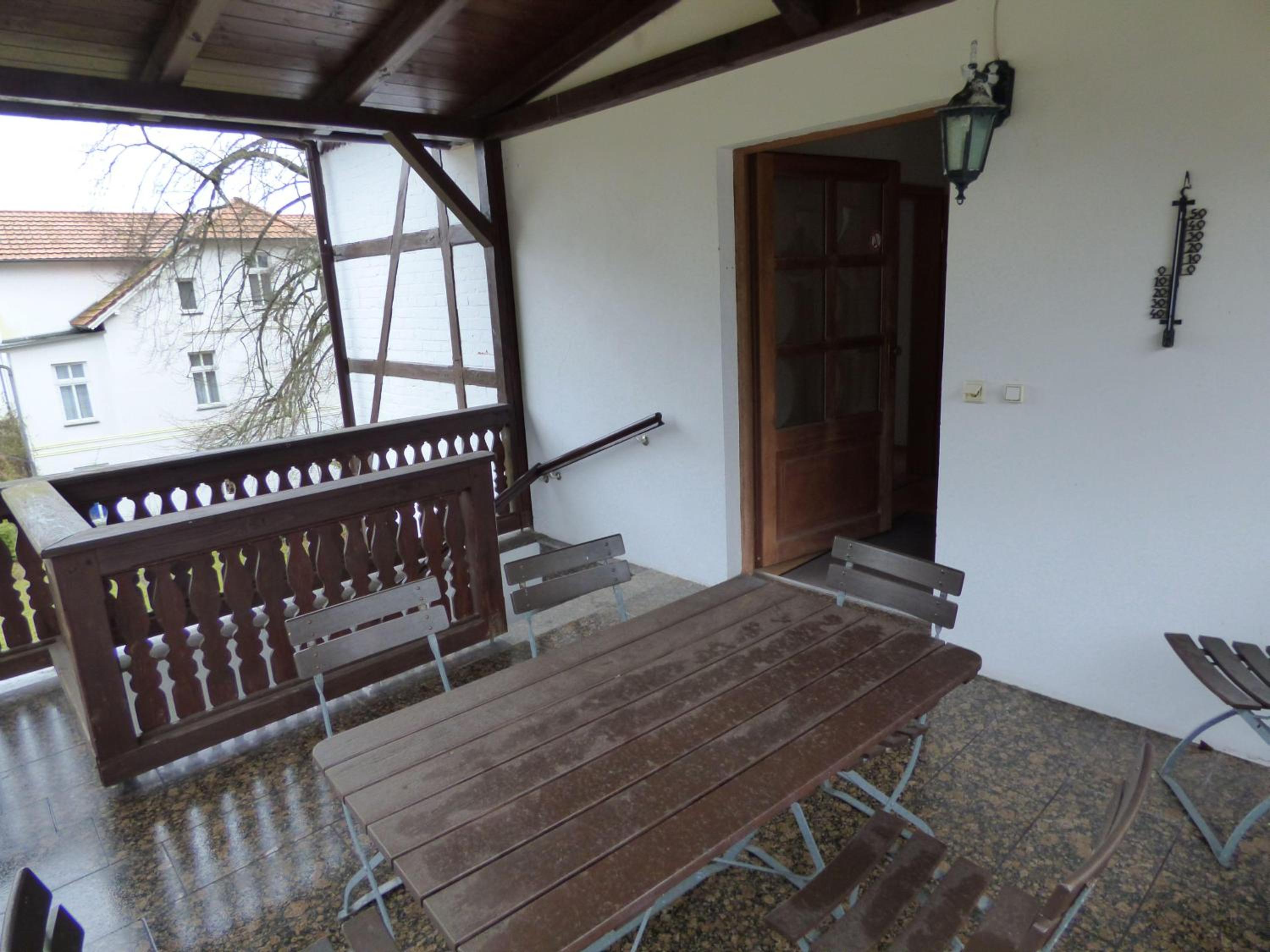 Sonnige-Ferienwohnung-100qm-im-1-Obergeschoss-der-Villa-Walhall-in-einem-parkaehnlichen-Garten