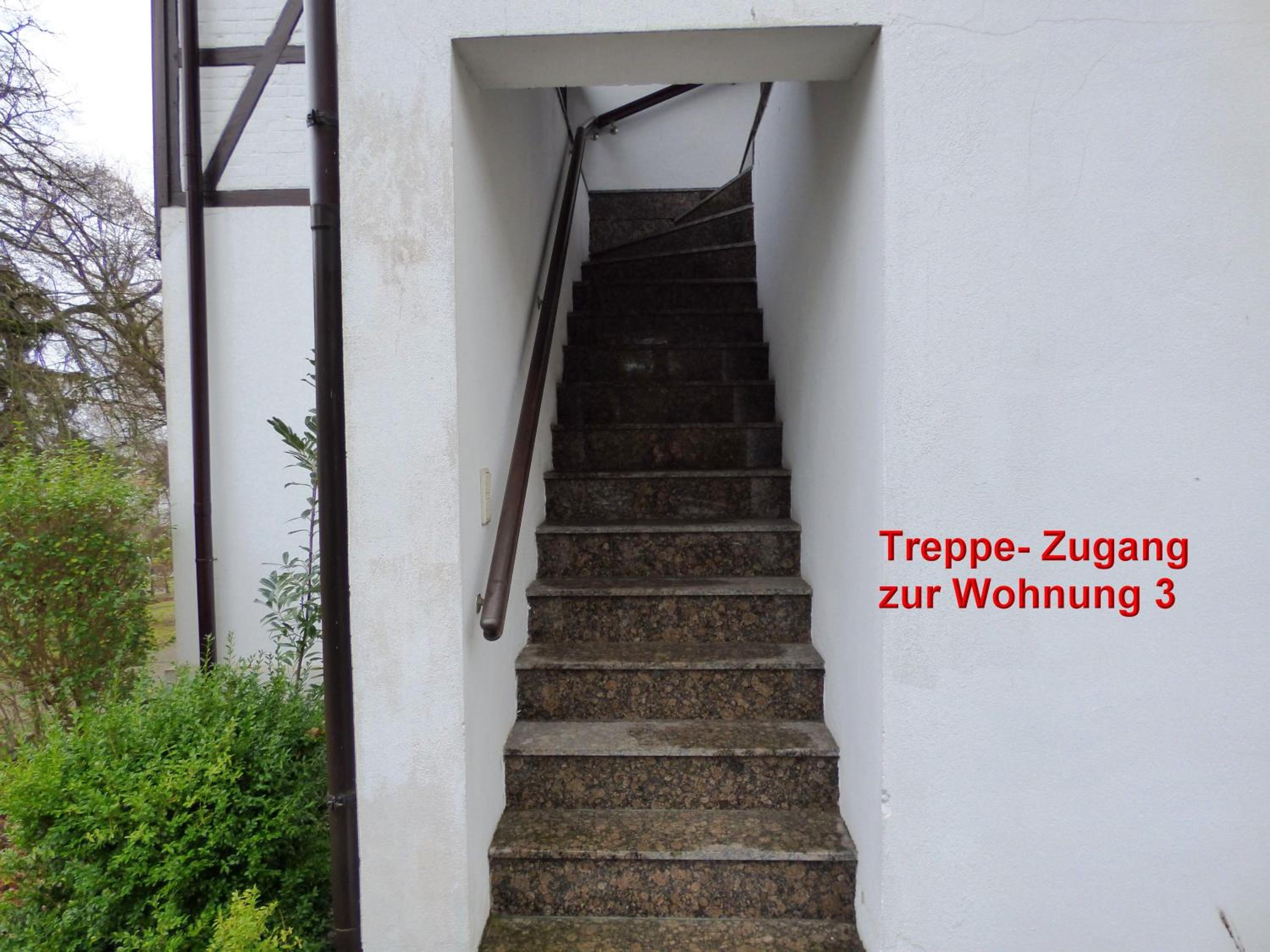 Sonnige-Ferienwohnung-100qm-im-1-Obergeschoss-der-Villa-Walhall-in-einem-parkaehnlichen-Garten