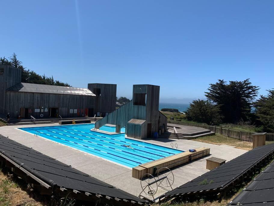 Amazing ocean views, bright and modern