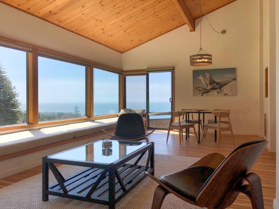 Amazing ocean views, bright and modern