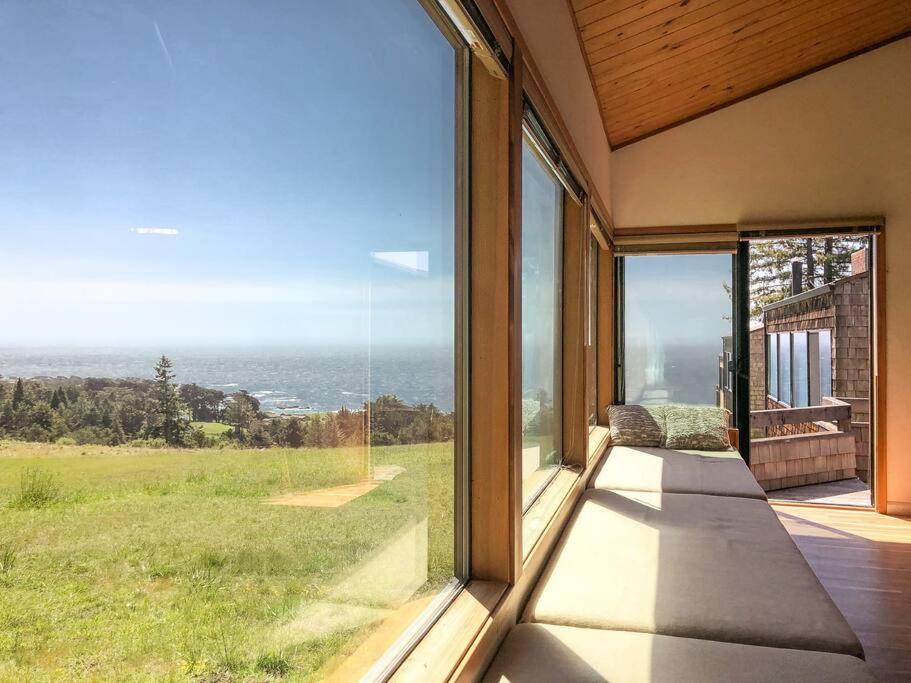 Amazing ocean views, bright and modern