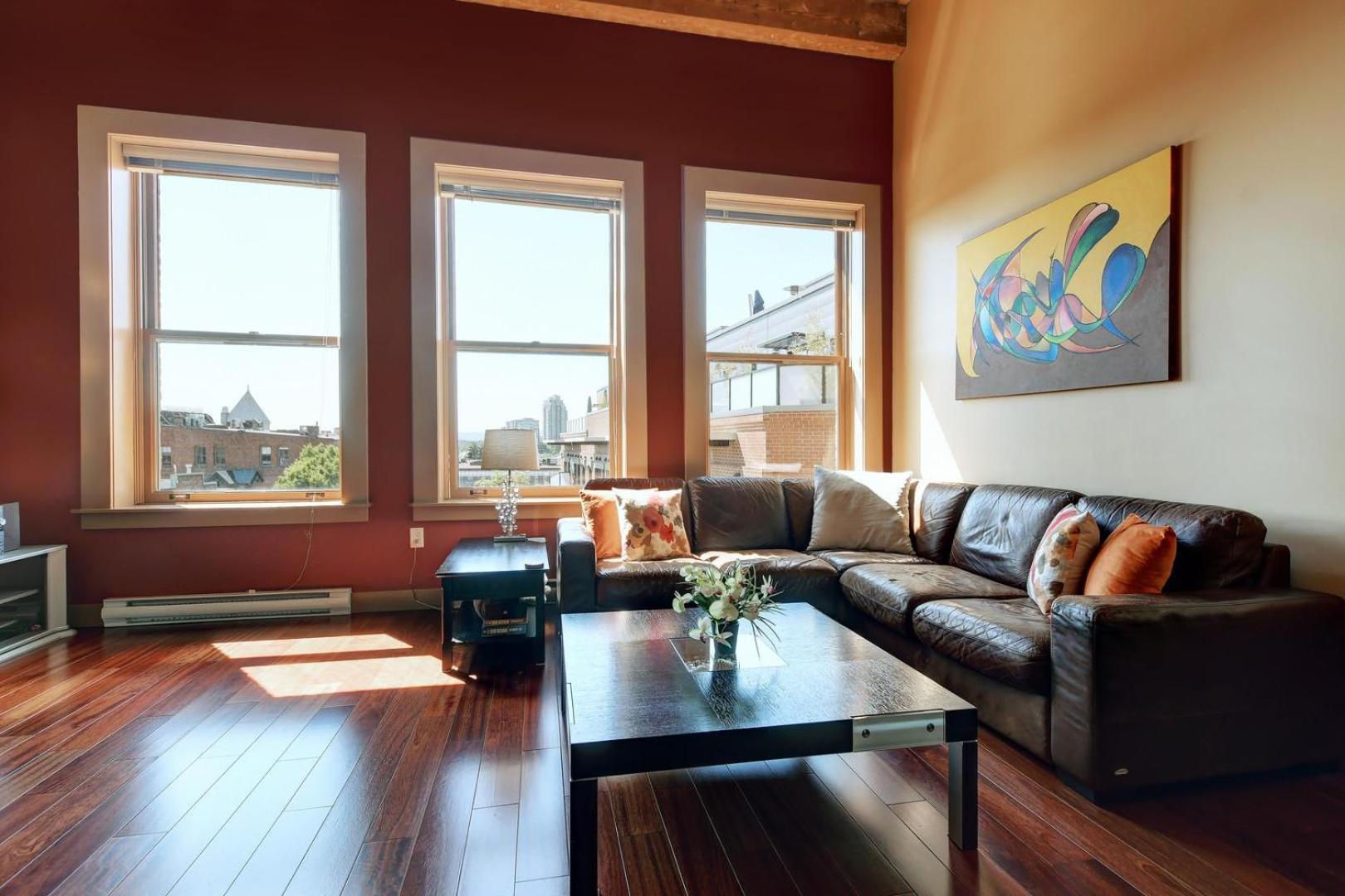 High Ceilings With Loft And Private Patio