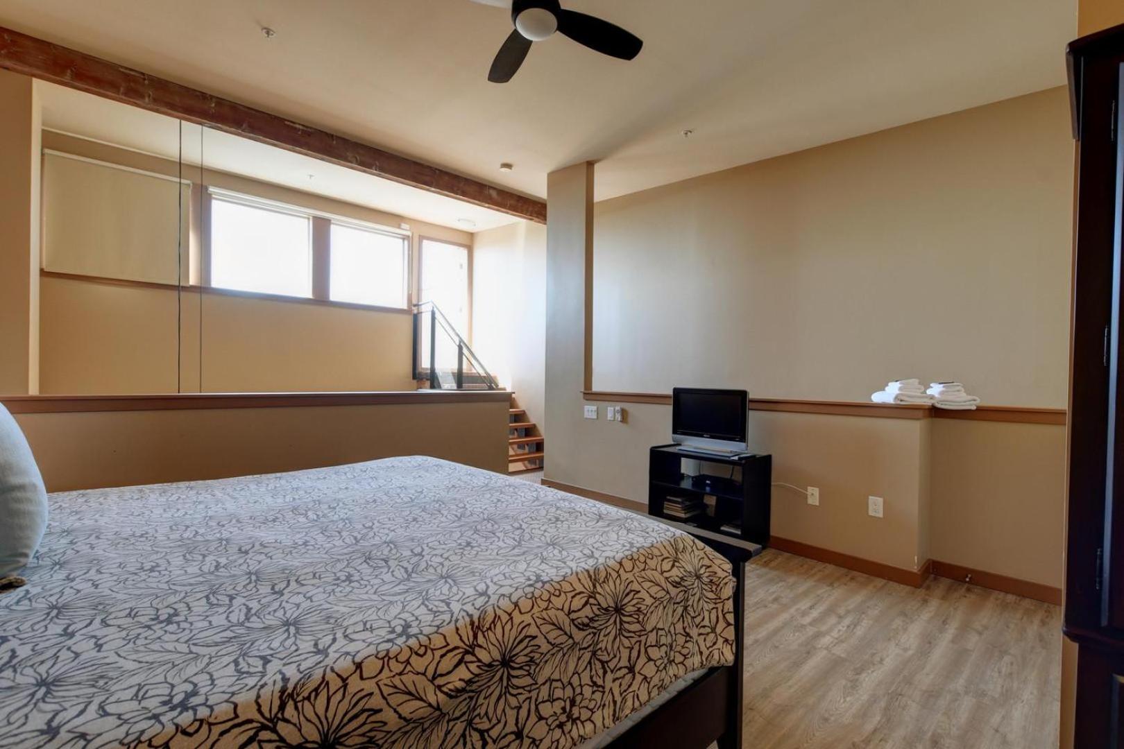 High Ceilings With Loft And Private Patio