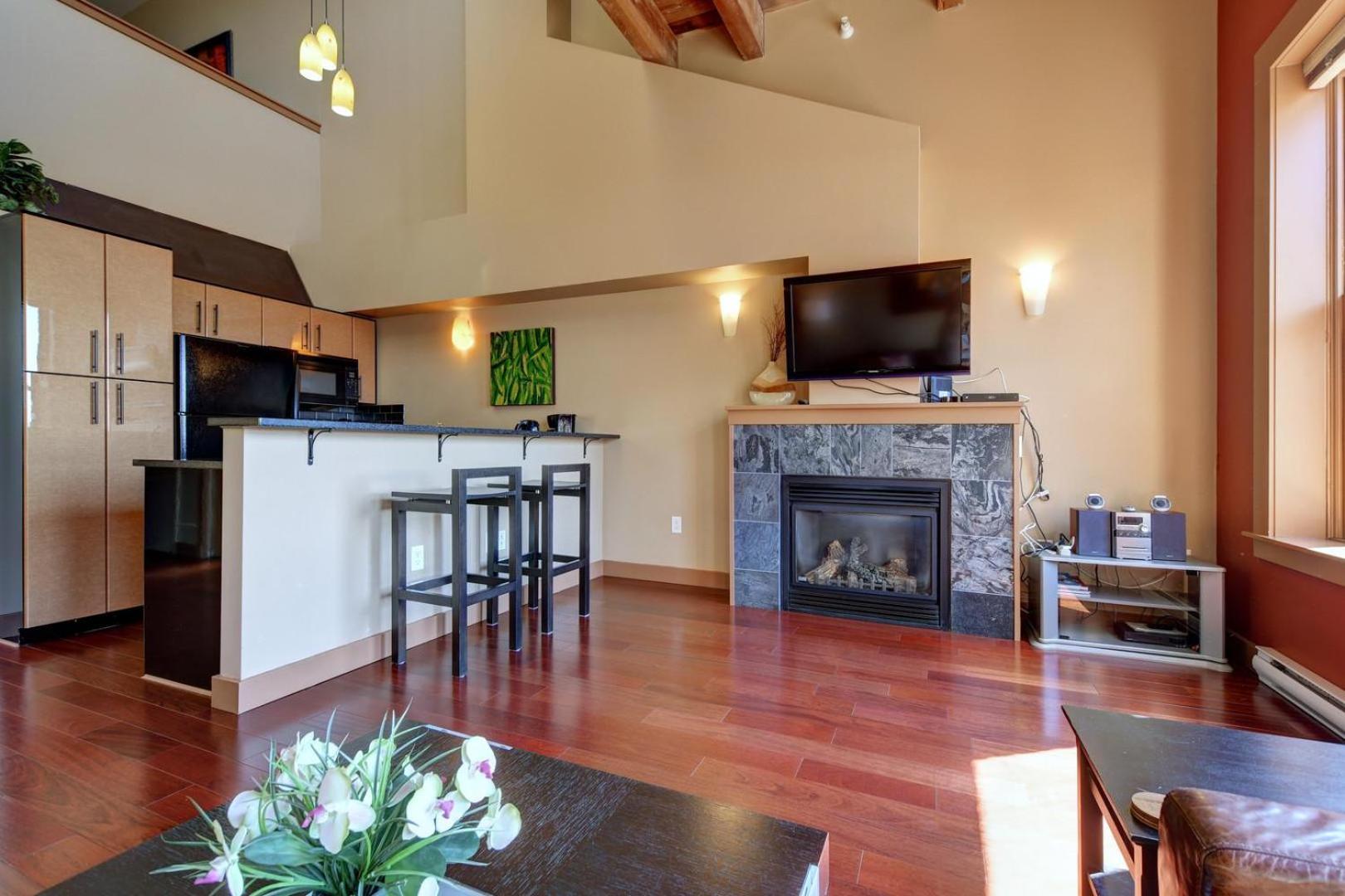 High Ceilings With Loft And Private Patio