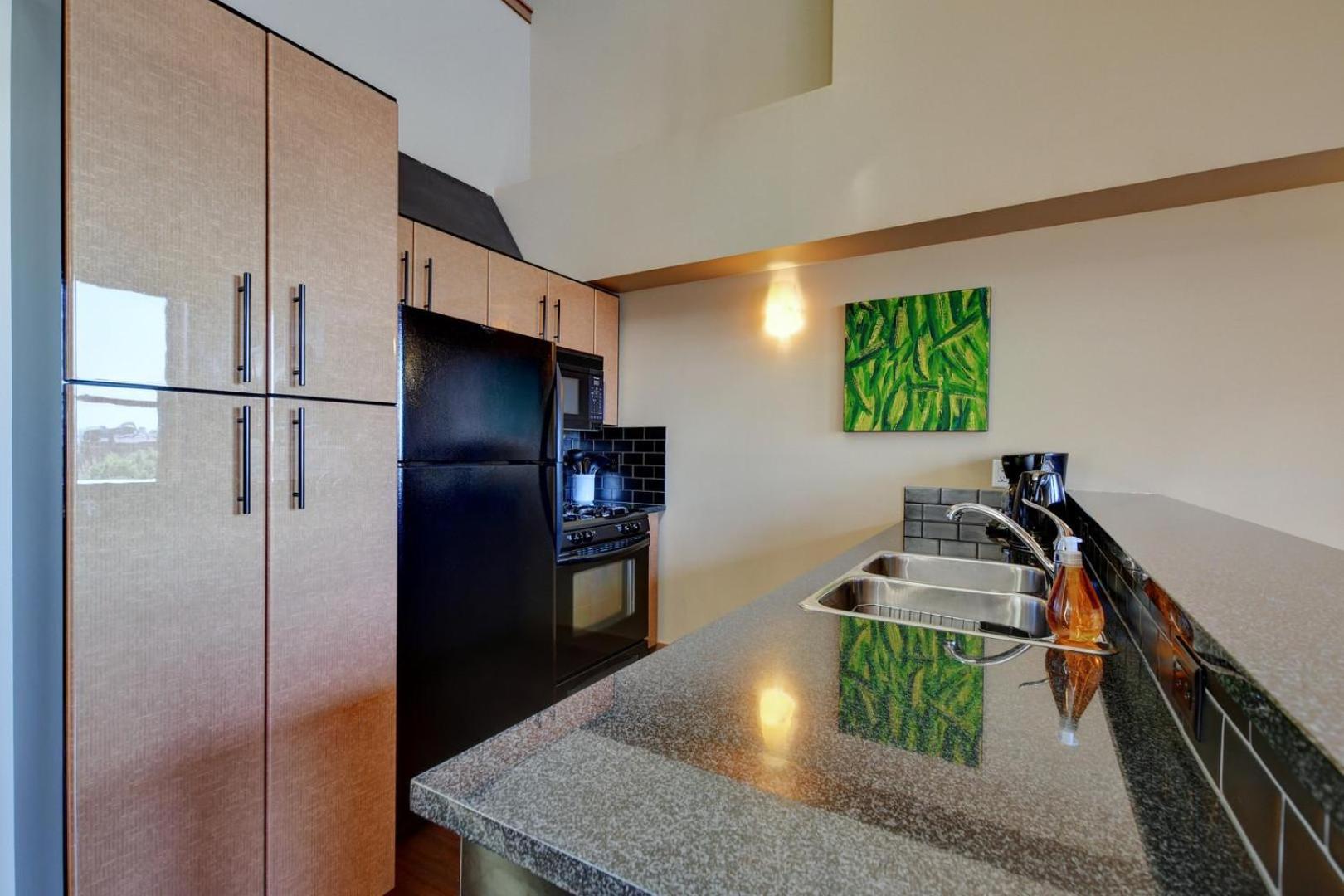 High Ceilings With Loft And Private Patio