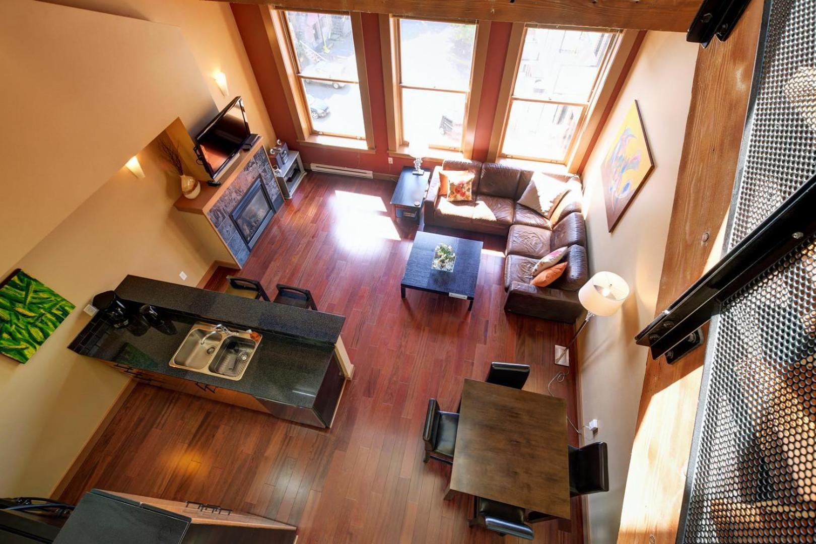 High Ceilings With Loft And Private Patio