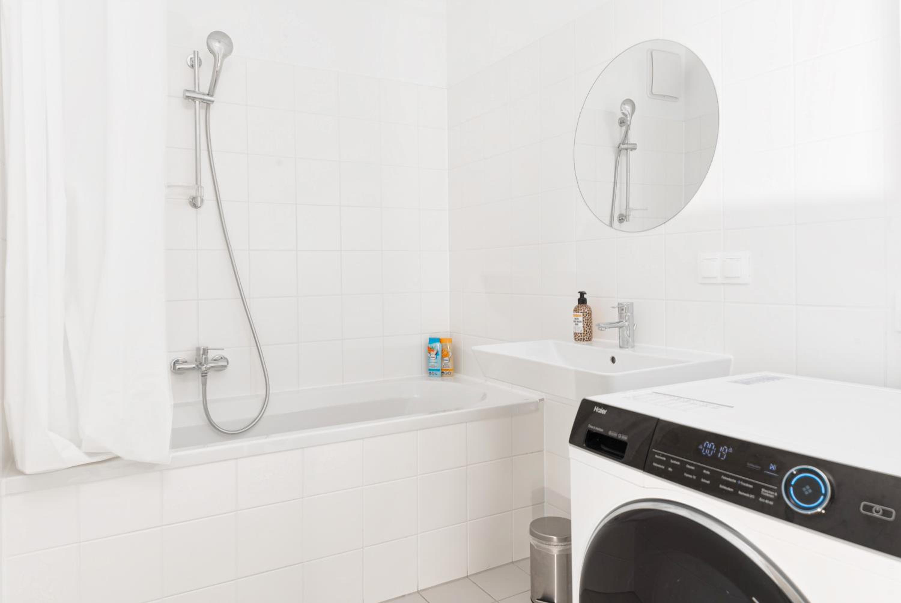 Whats-App Self-Check-IN - 1BR Apartment, near airport,15 min to Center