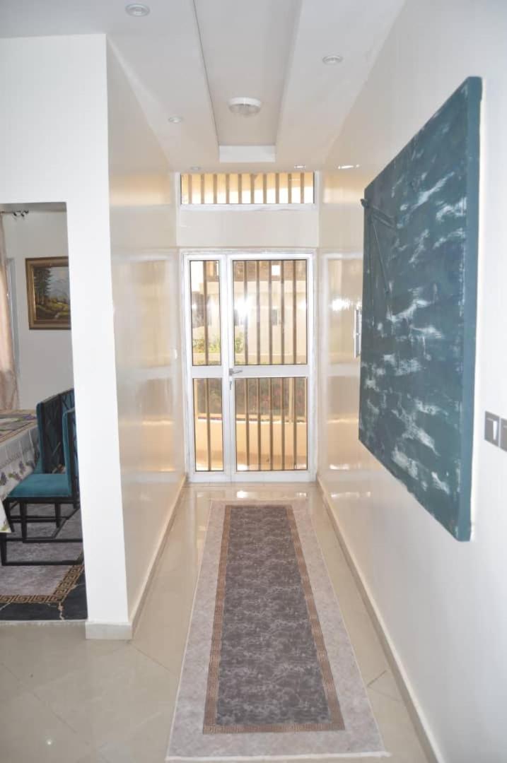 Le "Grand Bleu", un bel appartement paisible, sûr et spatieux au cœur de la station balnéaire de Saly Portudal