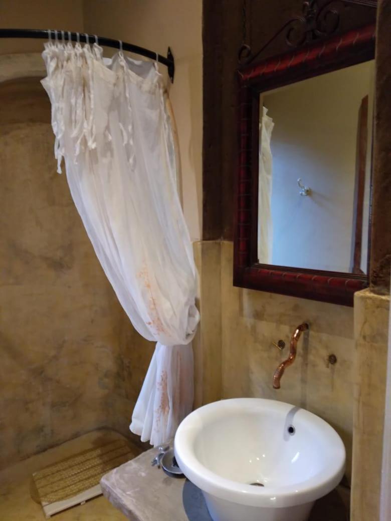 VULTURES LODGE