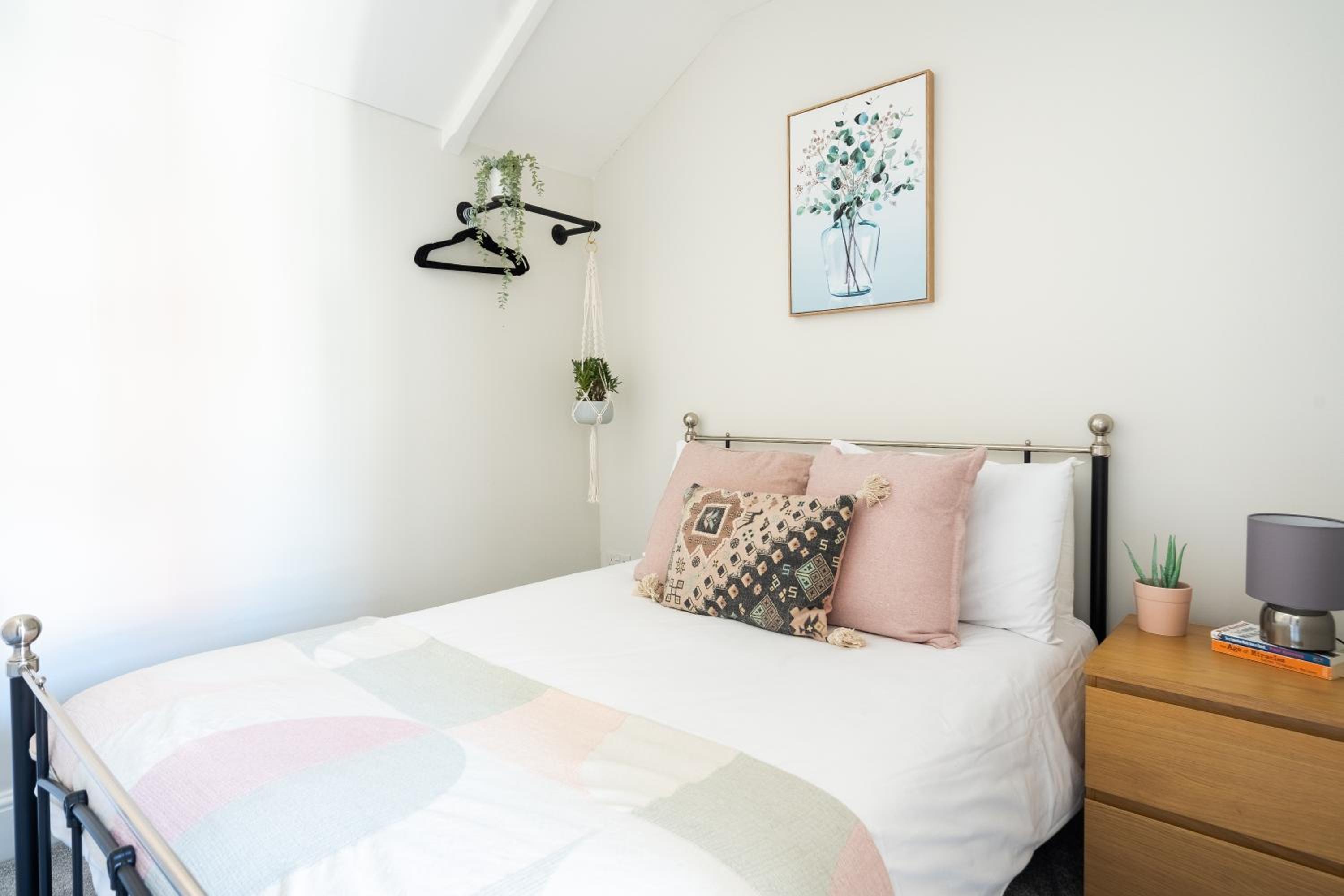 Howard Gardens - 1 Bedroom Apartment in Cardiff City Centre view 2
