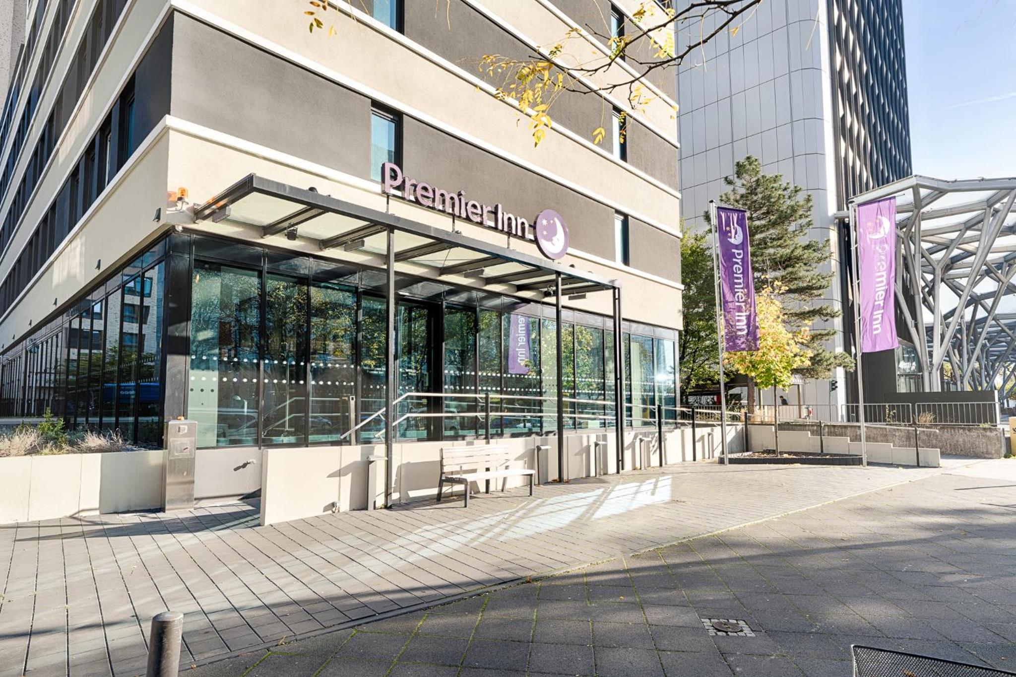 Hotel Premier Inn Frankfurt Westend - Image 1