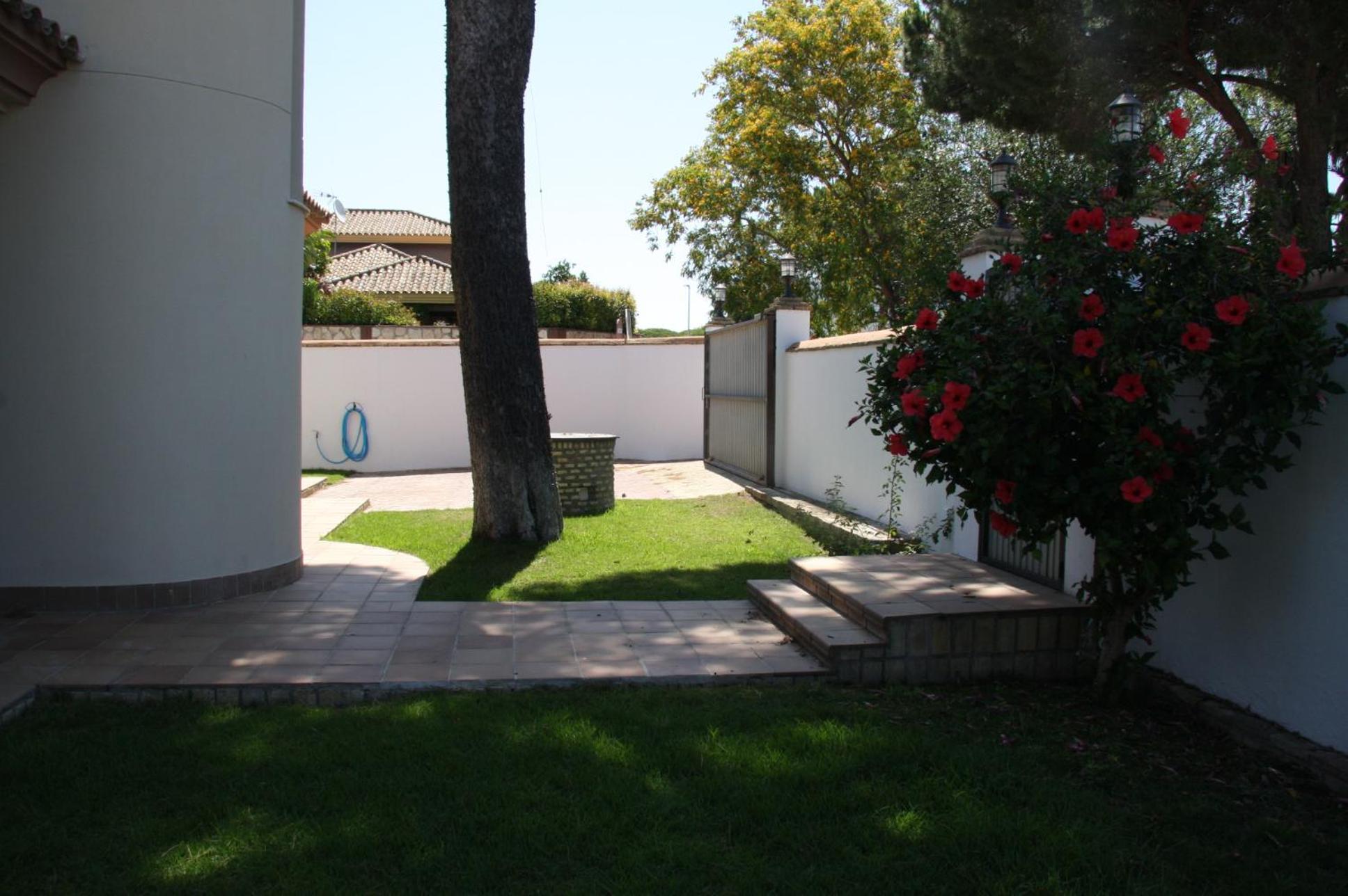 Moderno y amplio chalet, con piscina privada view 3