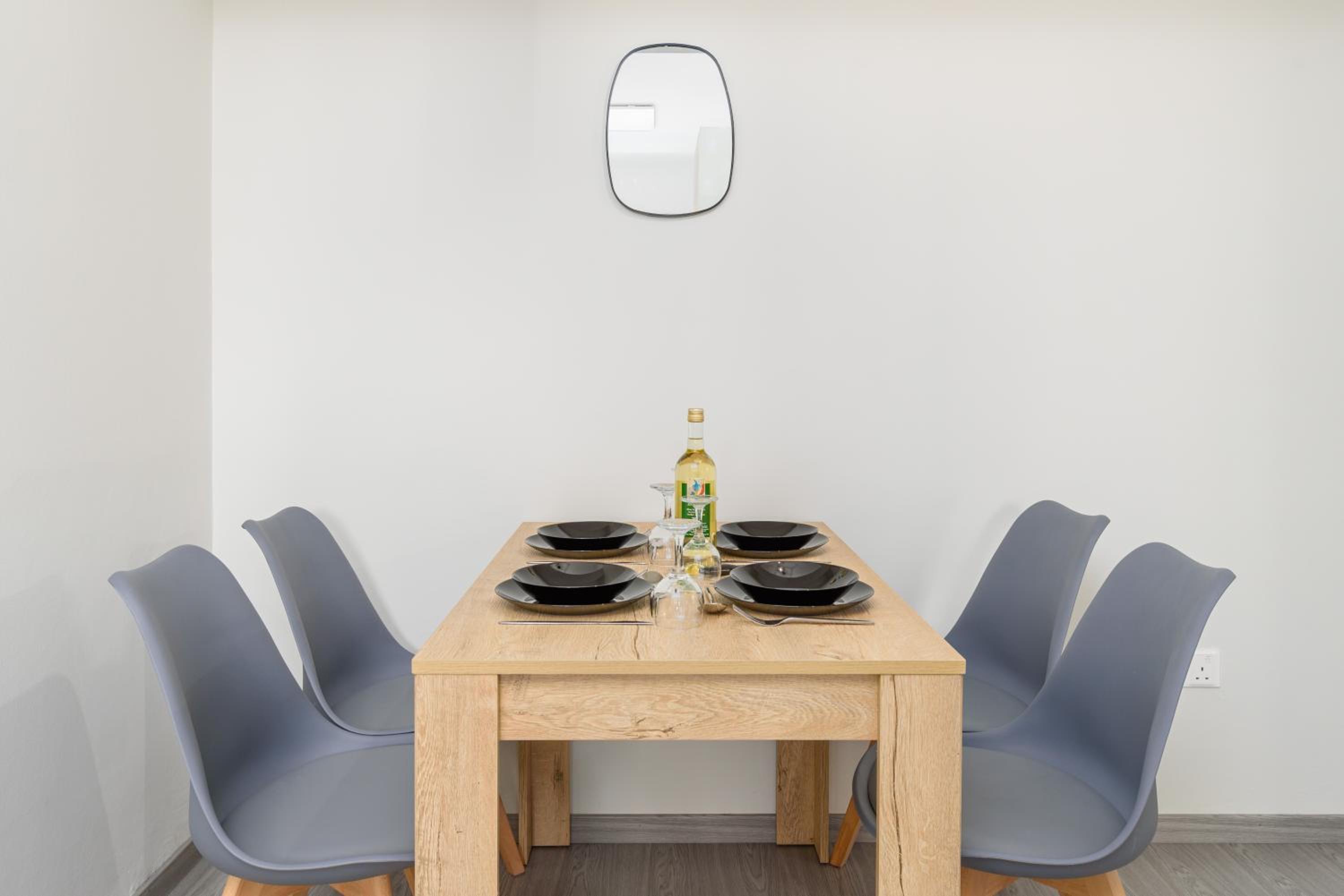 Amore 2-BR Apt By Finikoudes