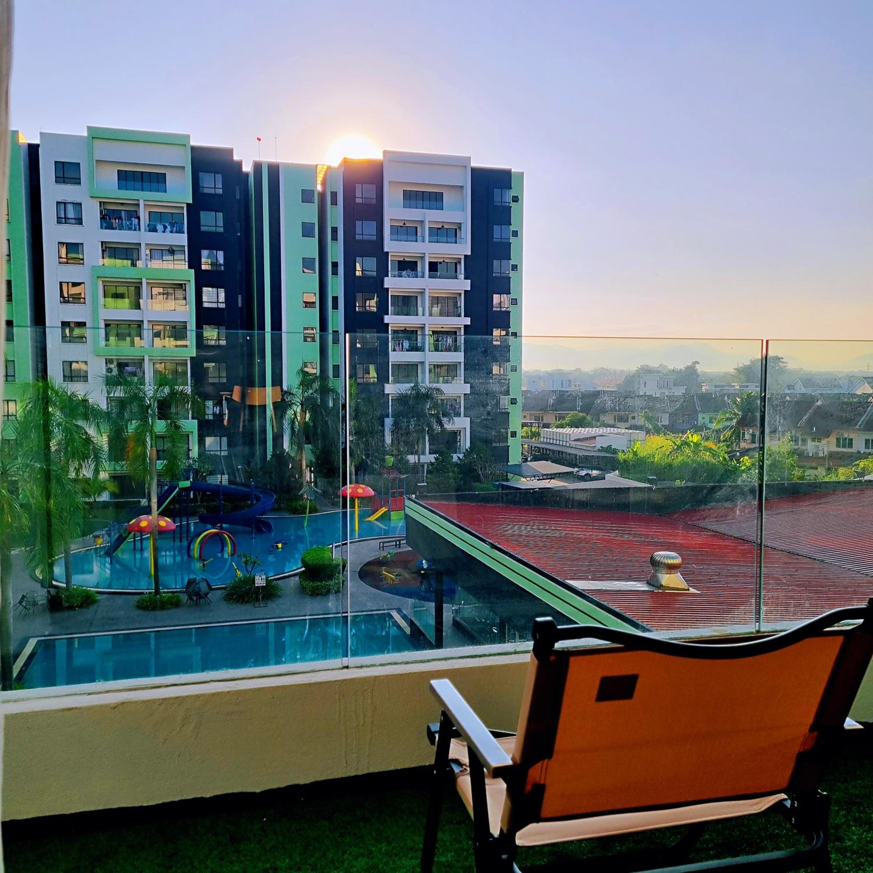 B3 Superb PoolView Manhattan Waterpark Homestay Ipoh4-8Pax NETFLIX photo 4