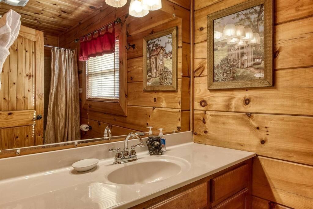 Hot Tub~ Arcade Game Room~ Pet Friendly~ Mt Views! view 3