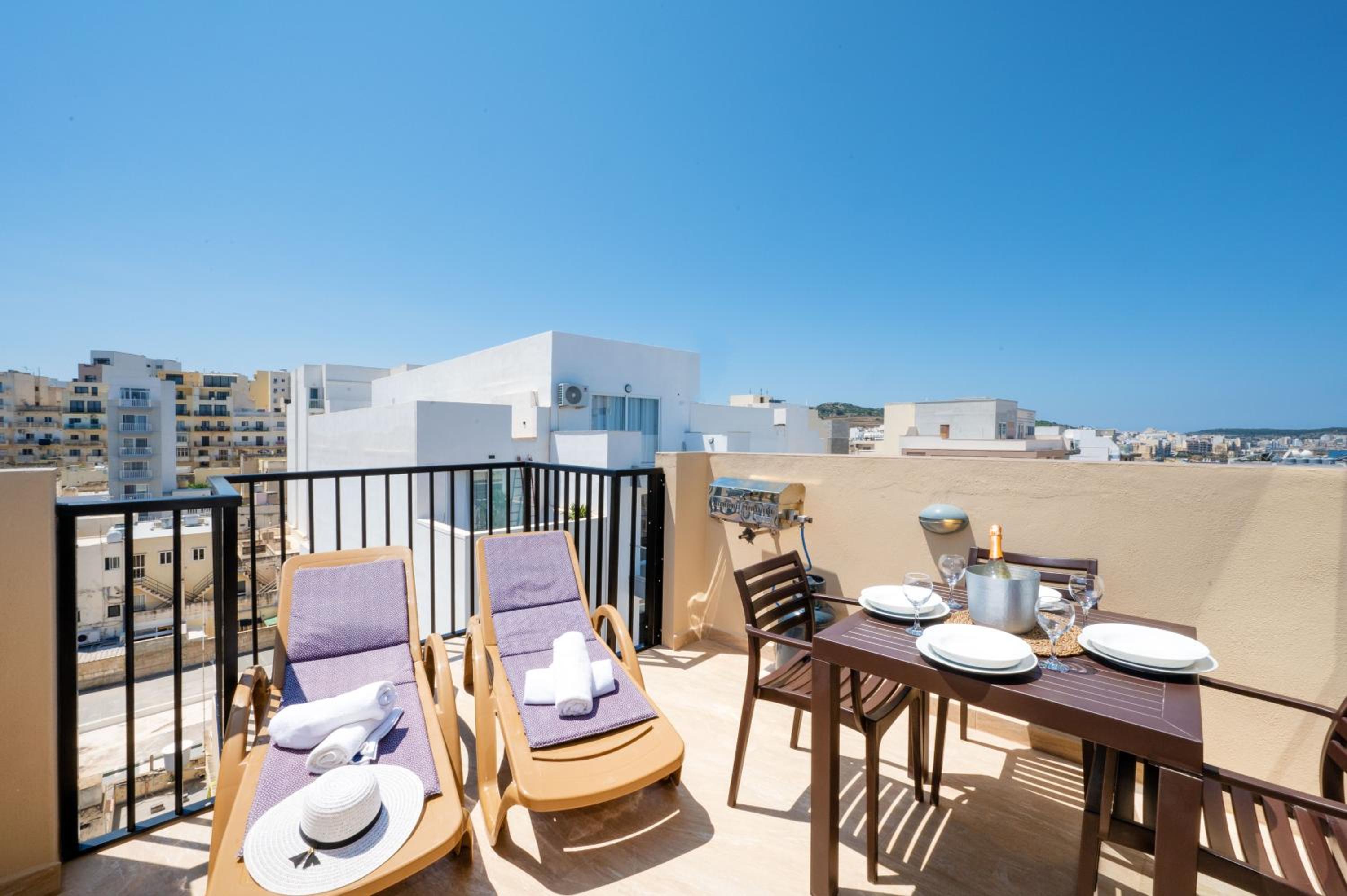 Sea Bliss penthouse with 2 terraces enjoying side Sea views by Getawaysmalta photo 3