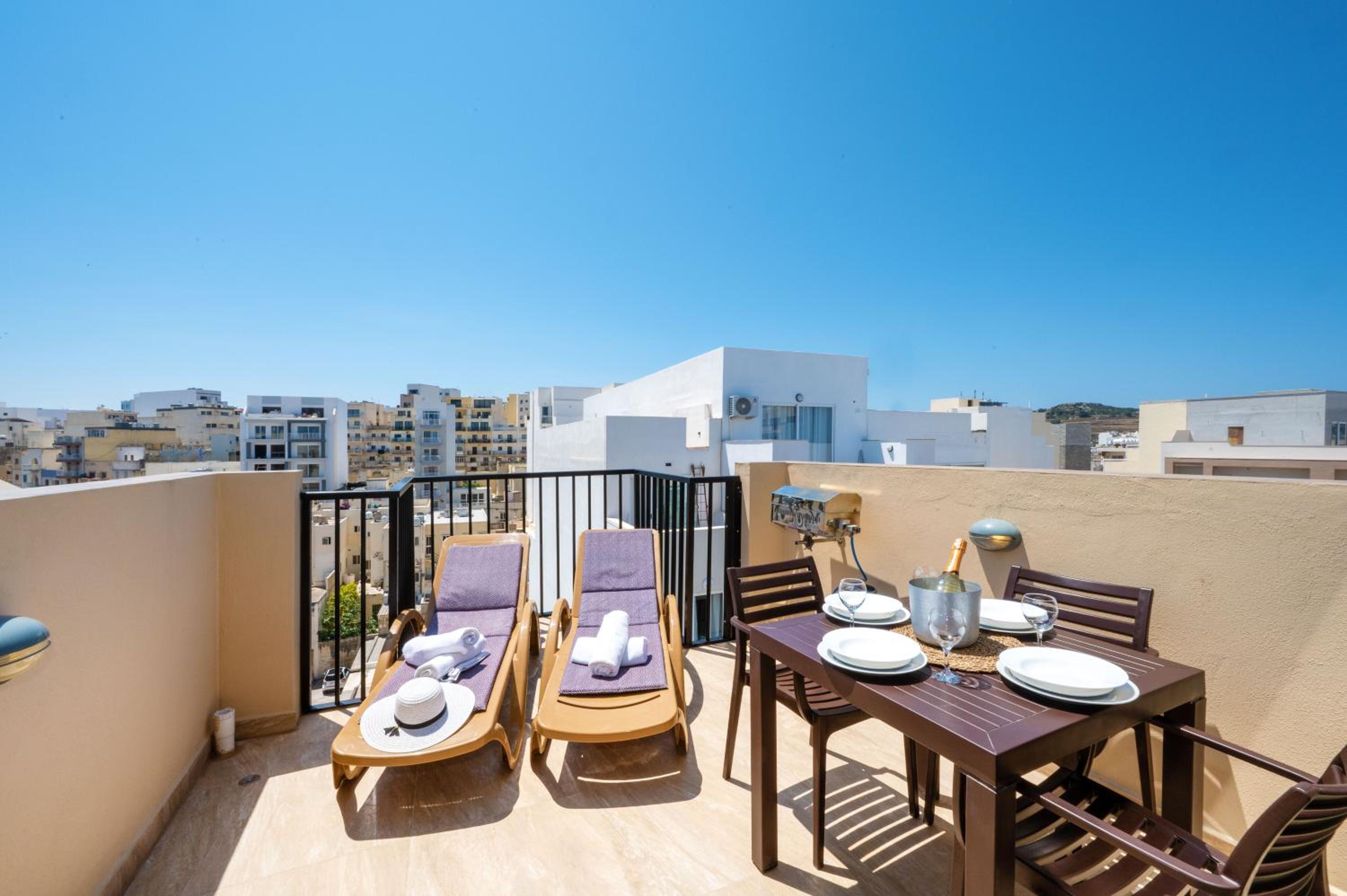 Sea Bliss penthouse with 2 terraces enjoying side Sea views by Getawaysmalta photo 4