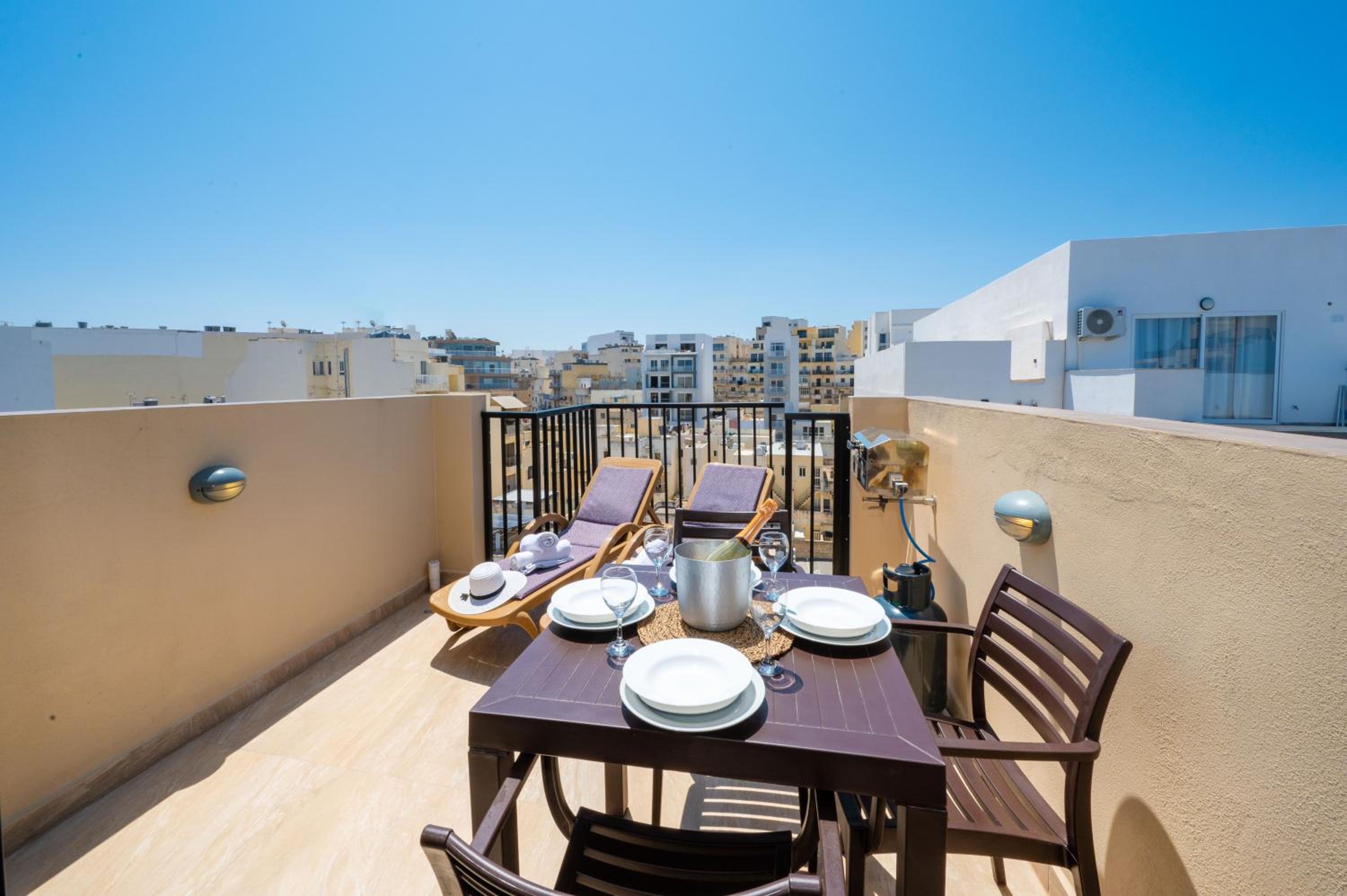 Sea Bliss penthouse with 2 terraces enjoying side Sea views by Getawaysmalta photo 5