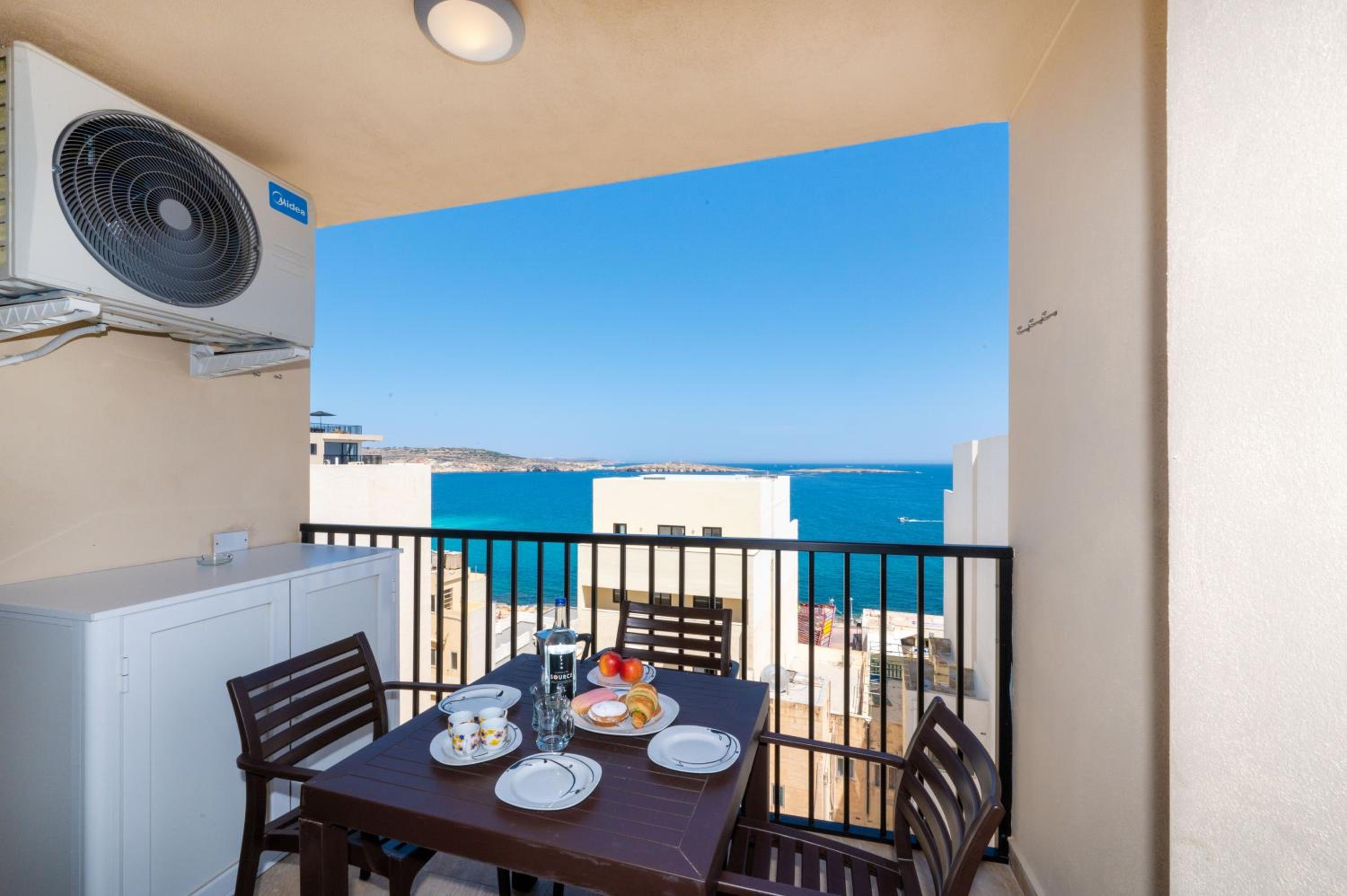 Sea Bliss penthouse with 2 terraces enjoying side Sea views by Getawaysmalta photo 2