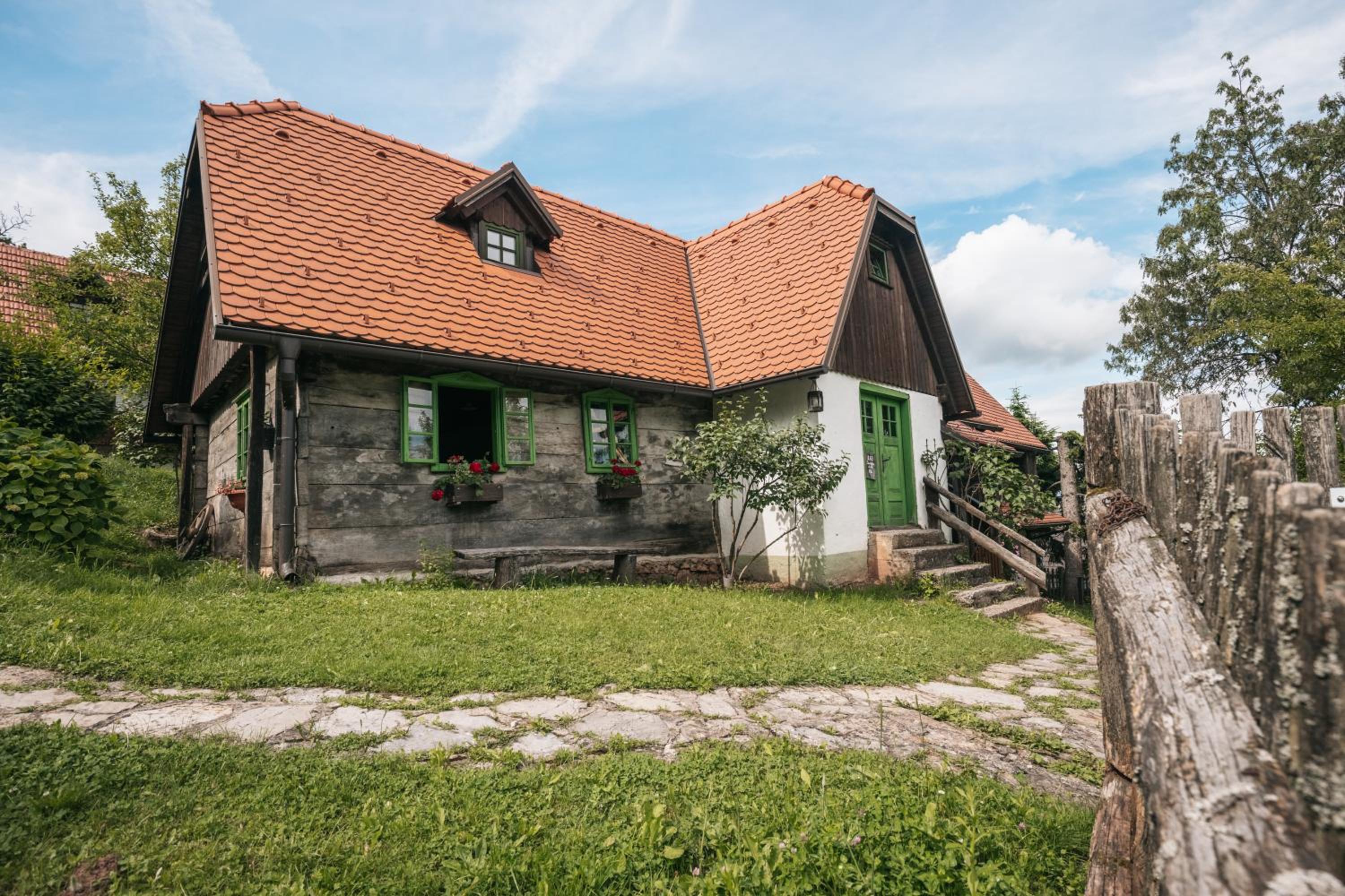 APARTMANI Etno kuća pod Okićem view 2