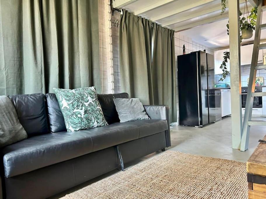Jungle style lodge with jacuzzi ,sauna and garden near Amsterdam - Property Image 1