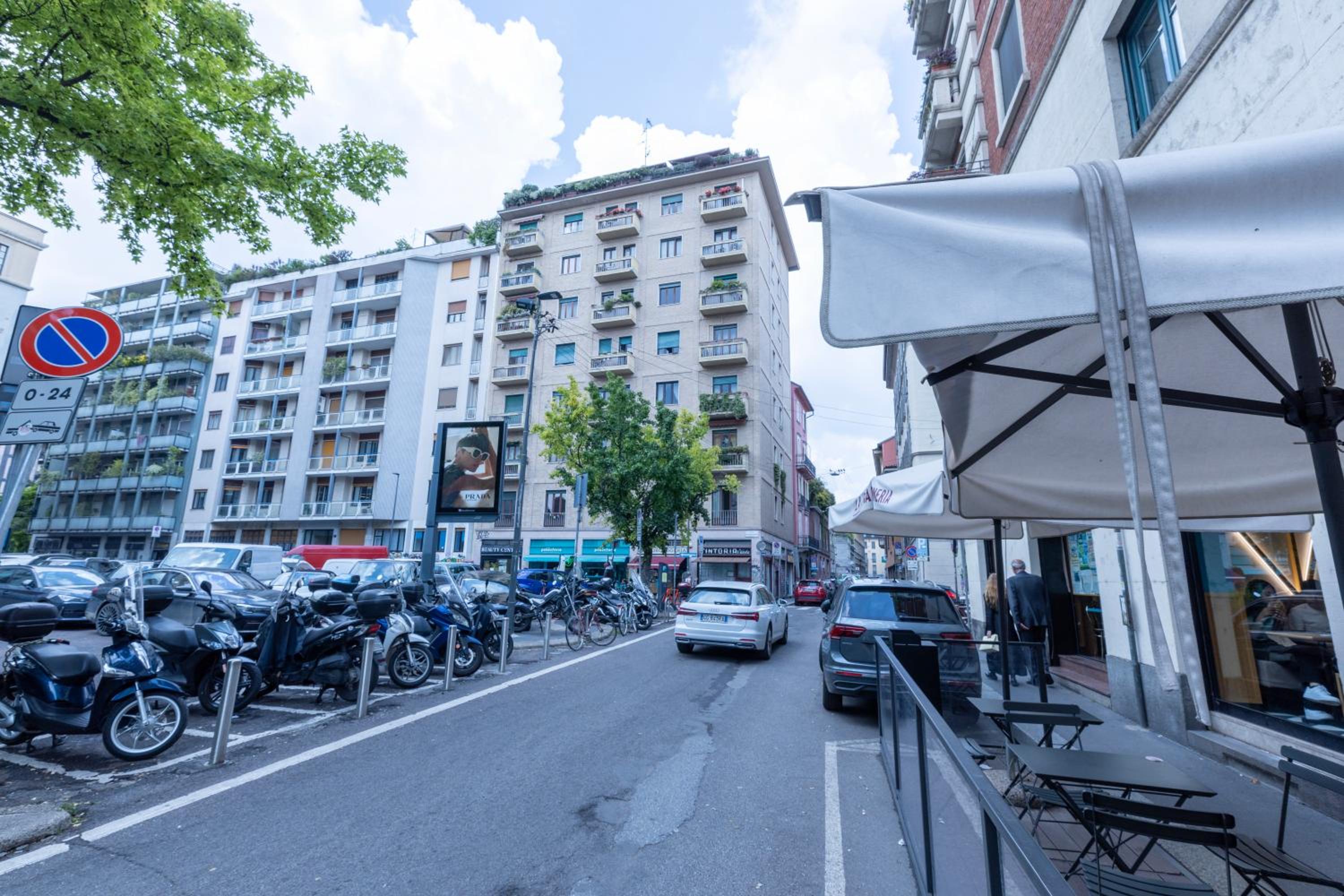Milan Flat 5 min from Duomo with Park for small cars