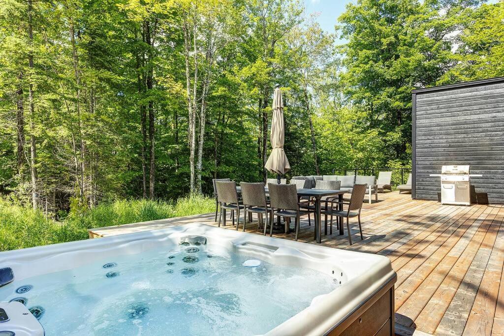 Tremblant Oasis: Luxury, Nature, Hot Tub, Views!